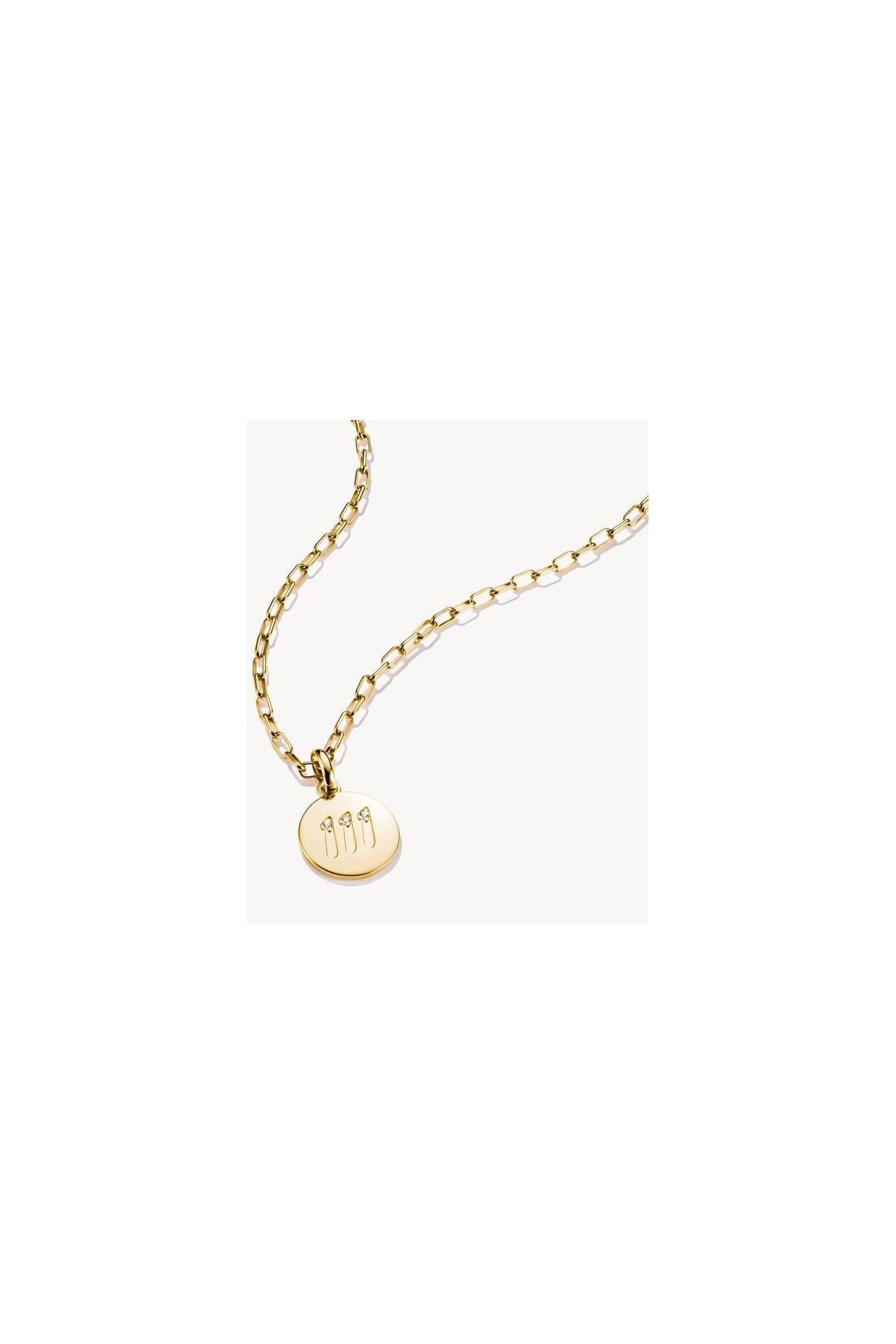 Pendentif charm numéro angélique 111 en plaqué or avec trois pierres blanches en zirconium sur chaîne dorée.