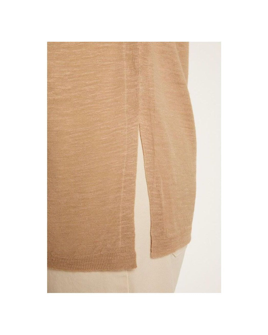 Détail du gilet à manches courtes en lin flammé Dara, mettant en avant la texture et la fente latérale.