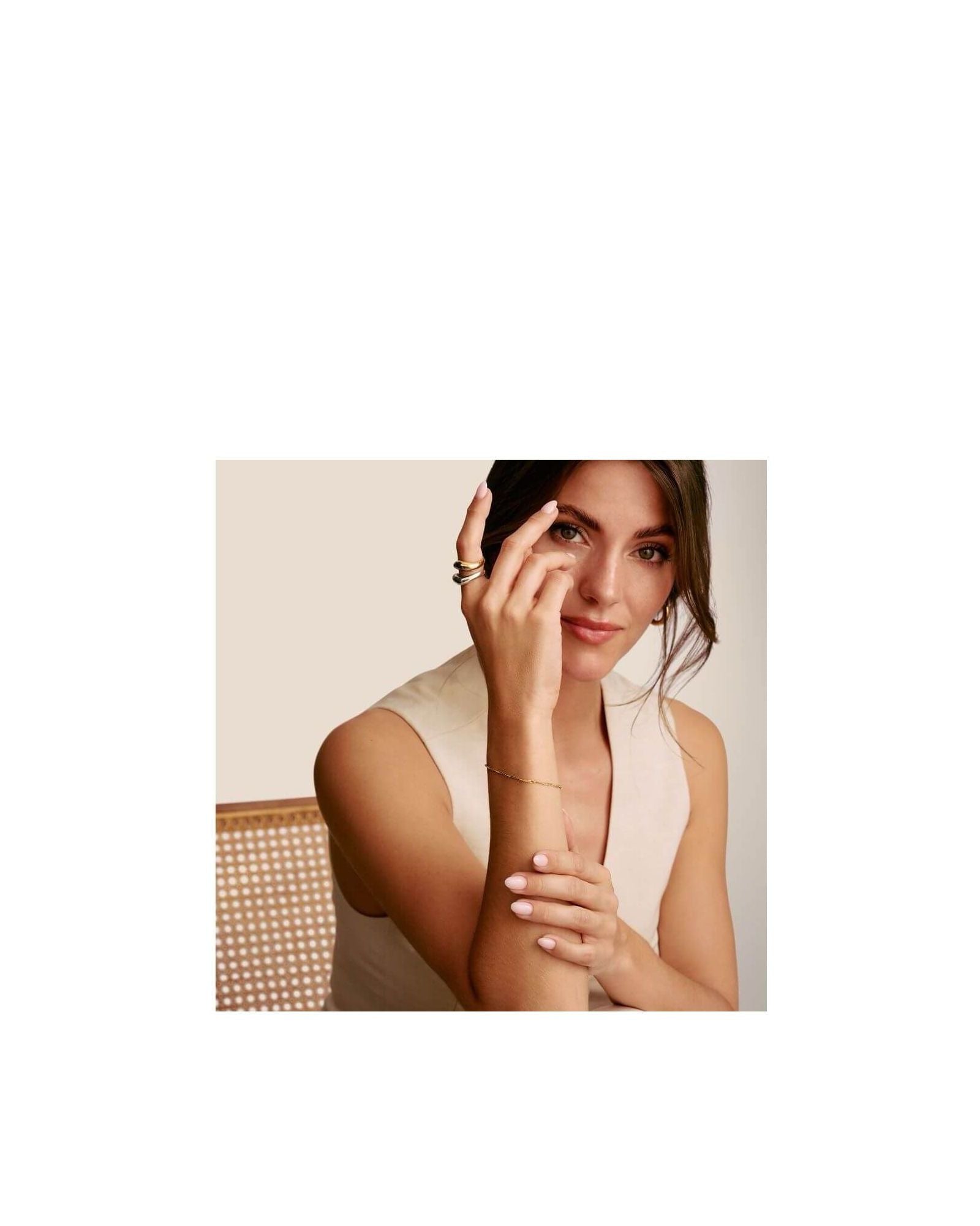 Femme élégante portant un bracelet Charm Design Singapour plaqué or, affichant un style sophistiqué.