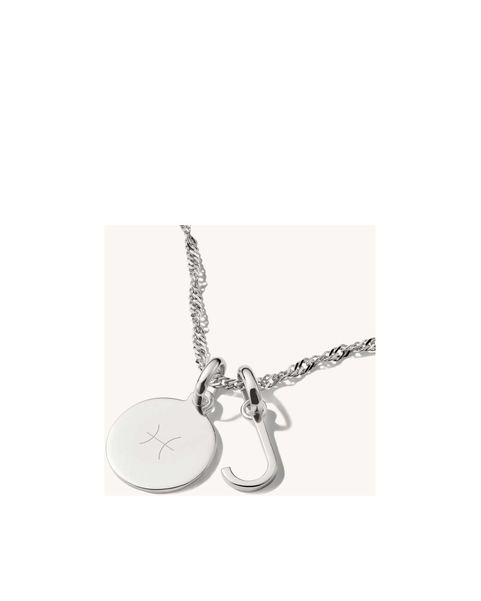 Pendentif médaille Connect Charm en argent recyclé avec charm hook, design épuré et personnalisable.
