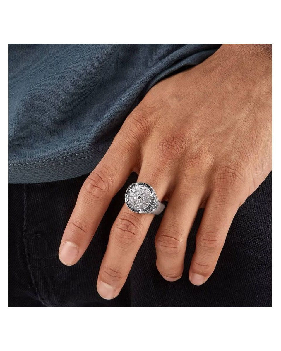 Bague Elements of Nature argent sur main masculine, design avec signes du zodiaque et gravures des éléments.