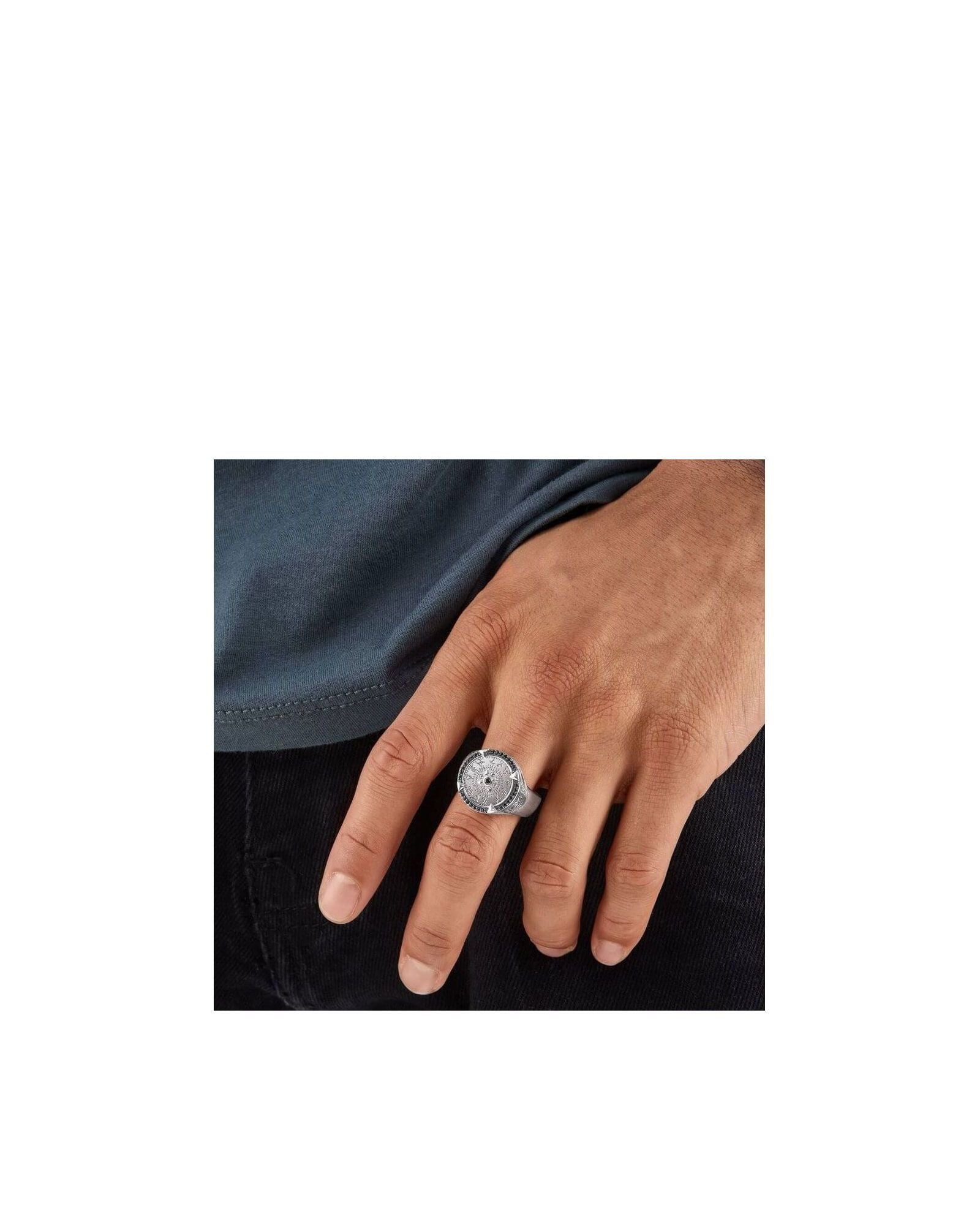 Bague Elements of Nature argent sur main masculine, design avec signes du zodiaque et gravures des éléments.