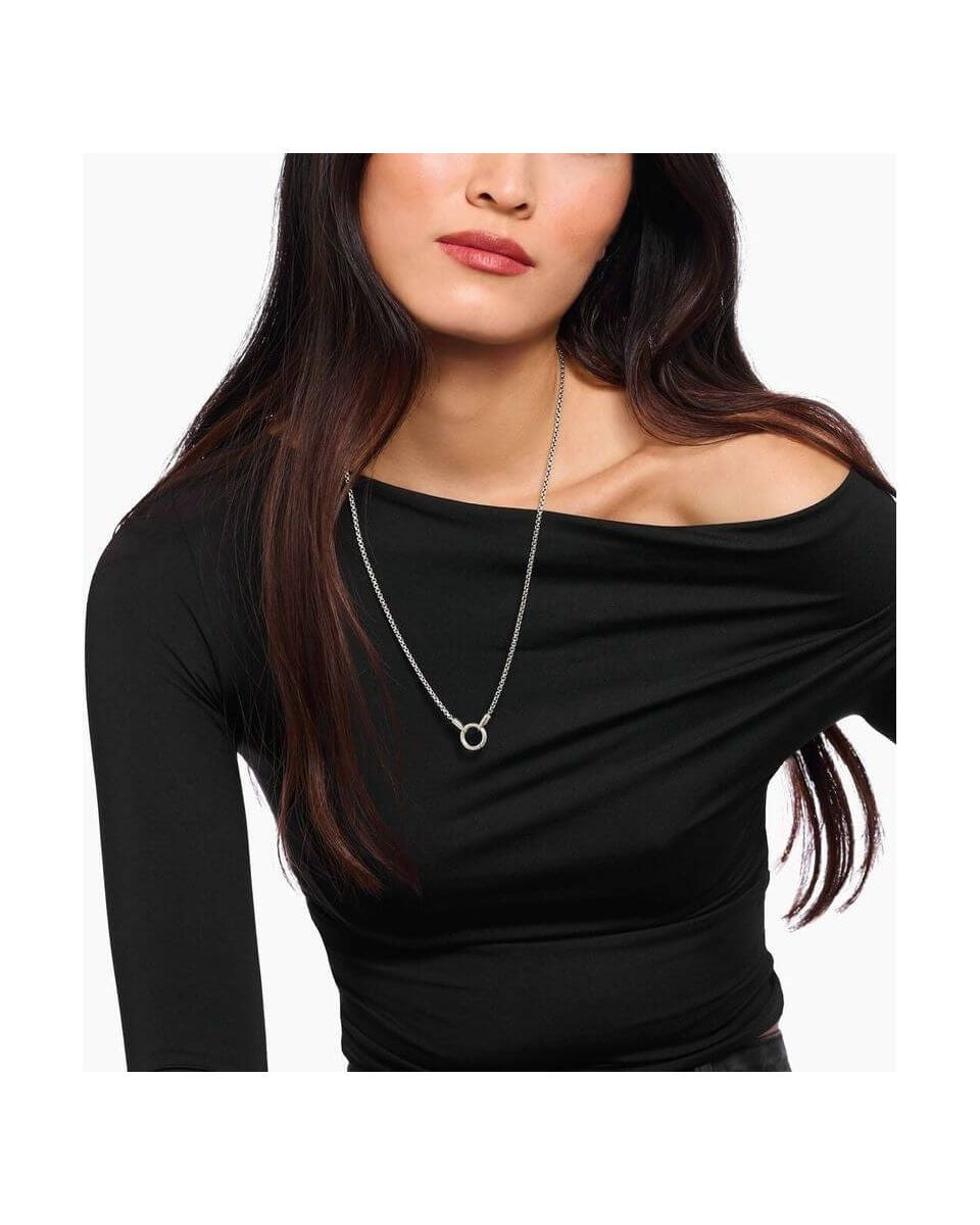 Femme portant un collier vénitien en argent de 2,7 mm avec fermoir rond, style minimaliste et moderne.