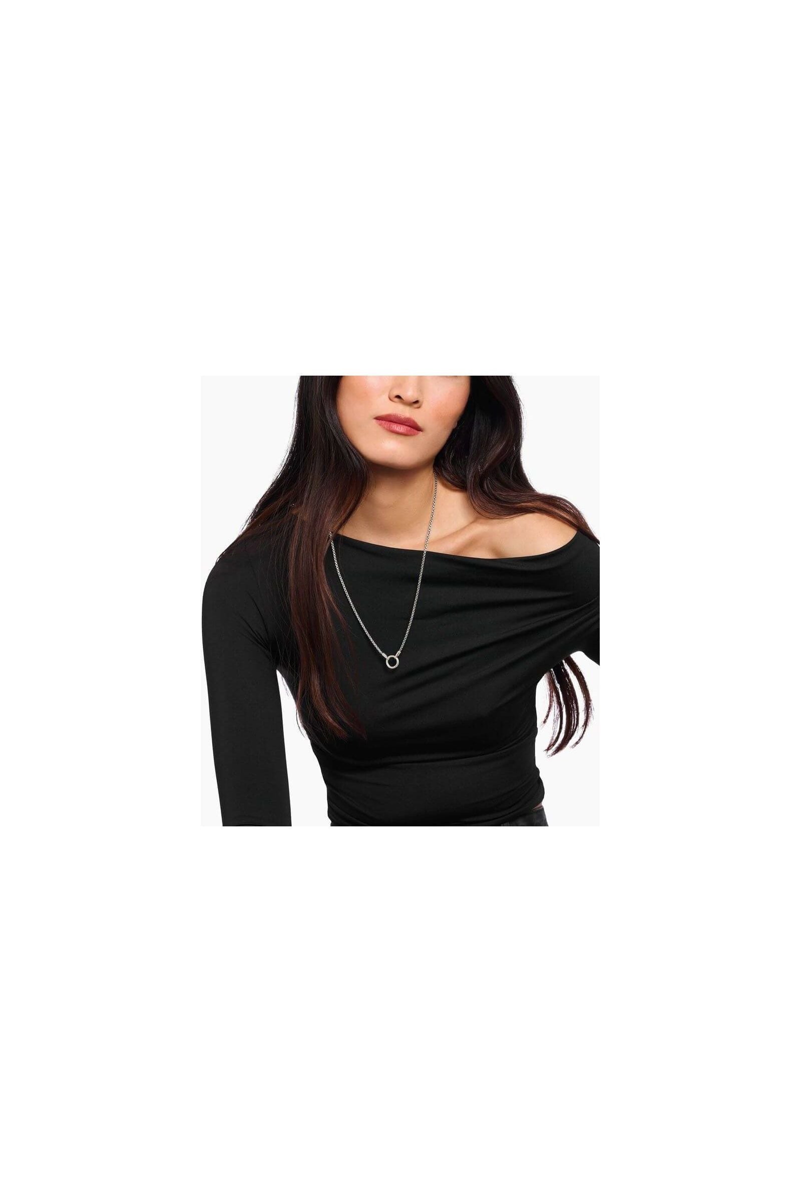 Femme portant un collier vénitien en argent de 2,7 mm avec fermoir rond, style minimaliste et moderne.