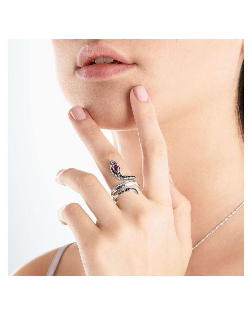 Bague serpent argent ornée de pierres noires et rouge, portée par un modèle élégant.