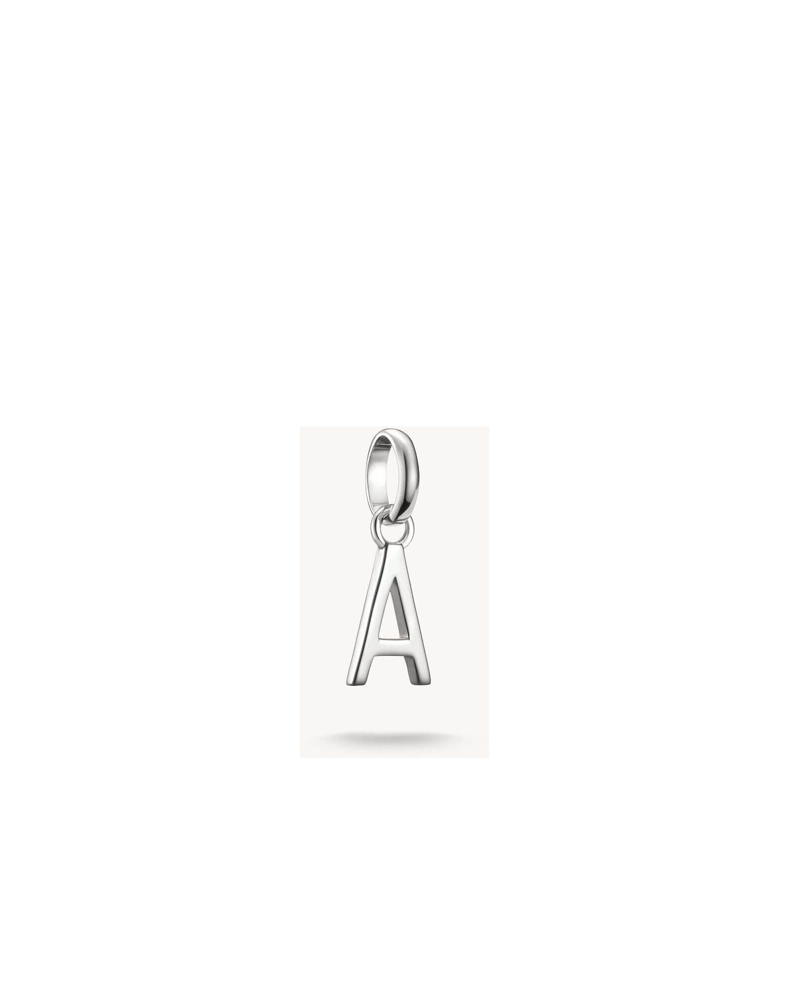 Pendentif charm lettre 'A' en argent 925 recyclé, design moderne et personnalisable pour bijoux.