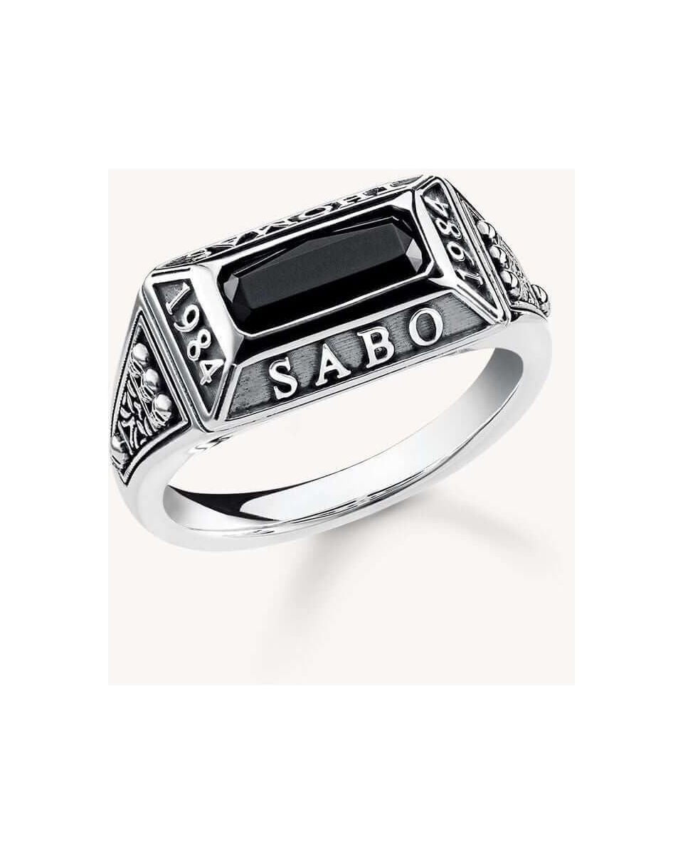 Bague collège ring by THOMAS SABO featuring a black stone, engraved with the year 1984 and the brand logo.