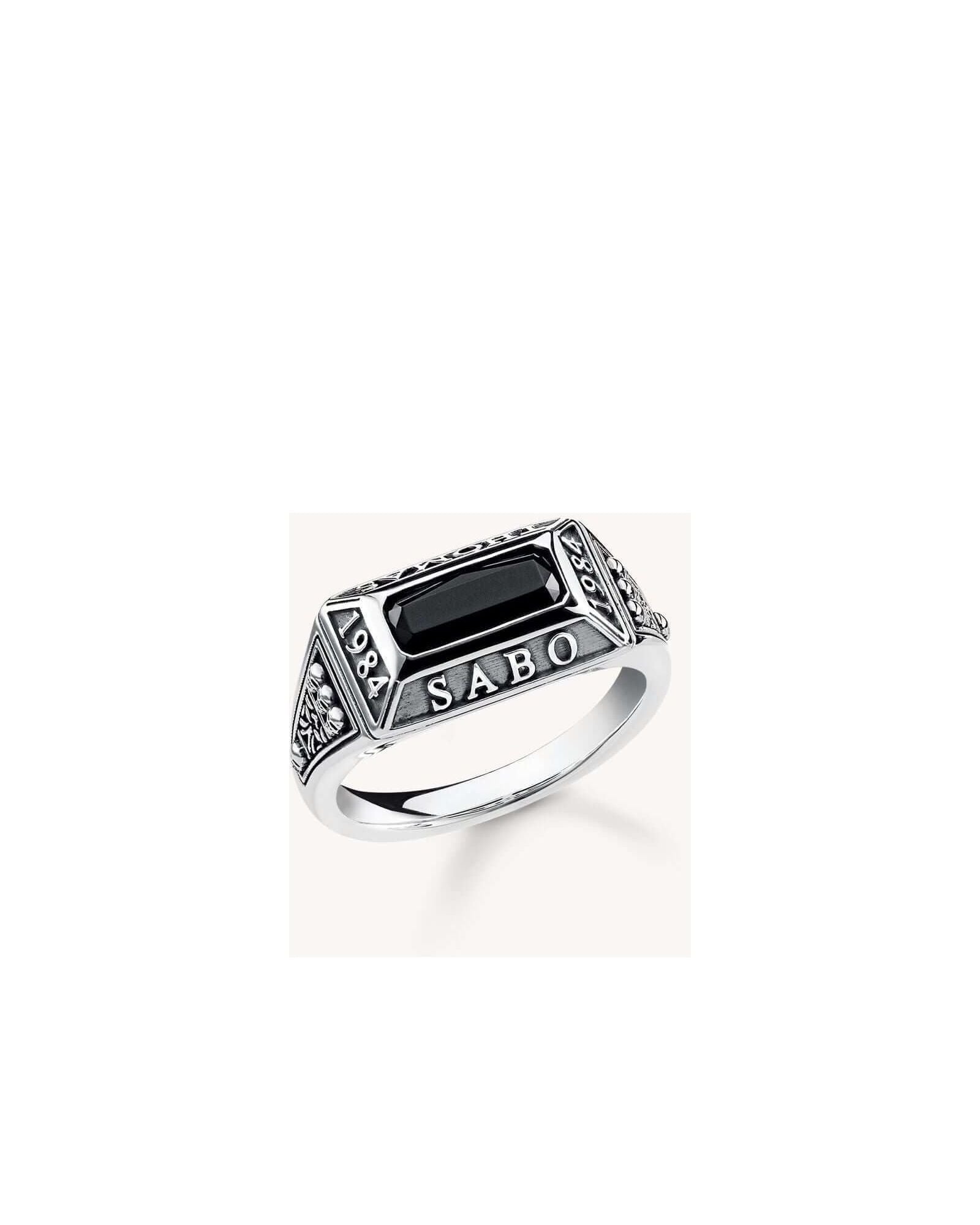 Bague collège ring by THOMAS SABO featuring a black stone, engraved with the year 1984 and the brand logo.