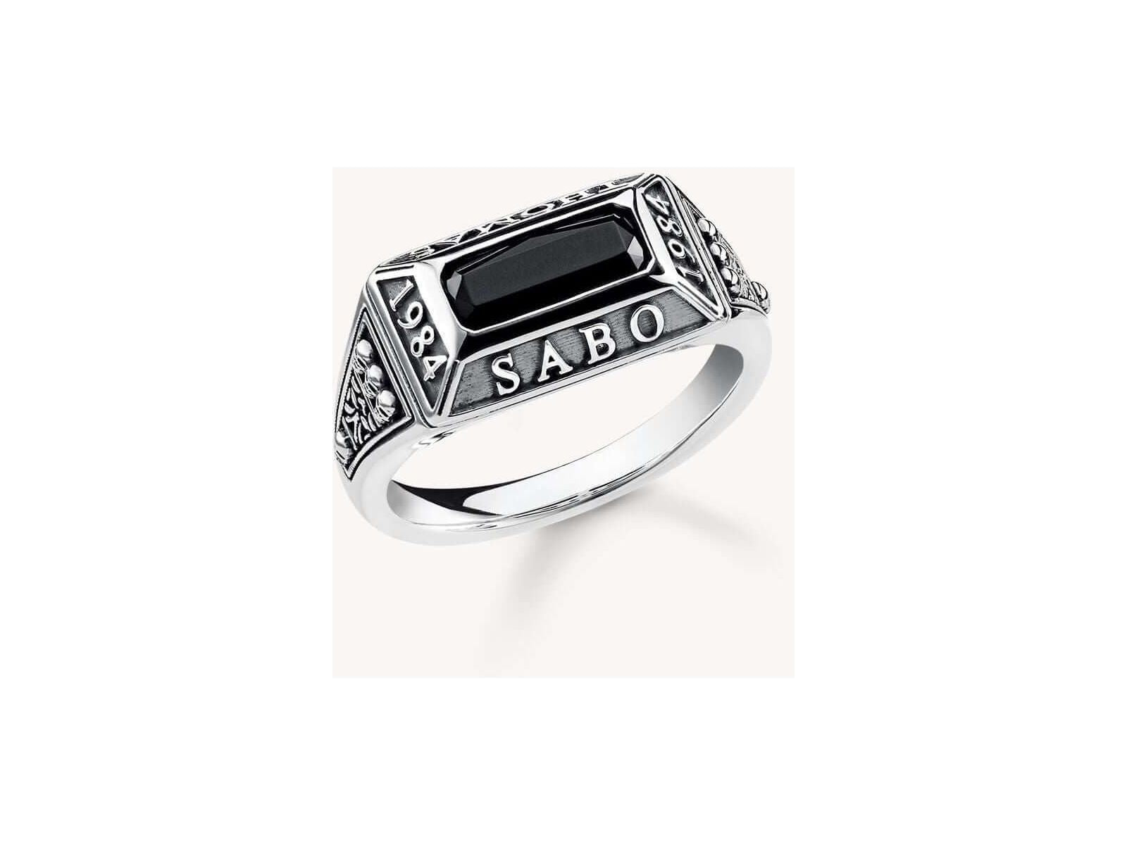 Bague collège ring by THOMAS SABO featuring a black stone, engraved with the year 1984 and the brand logo.