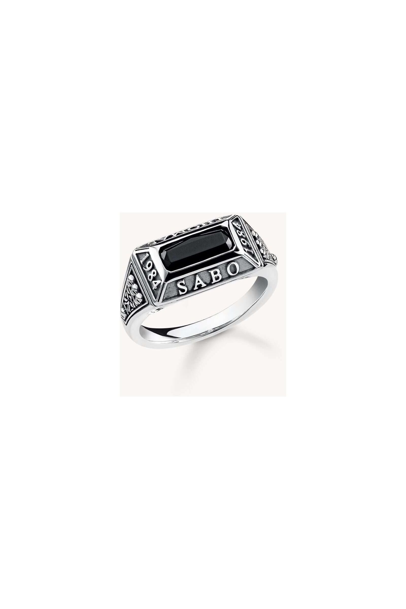 Bague collège ring by THOMAS SABO featuring a black stone, engraved with the year 1984 and the brand logo.