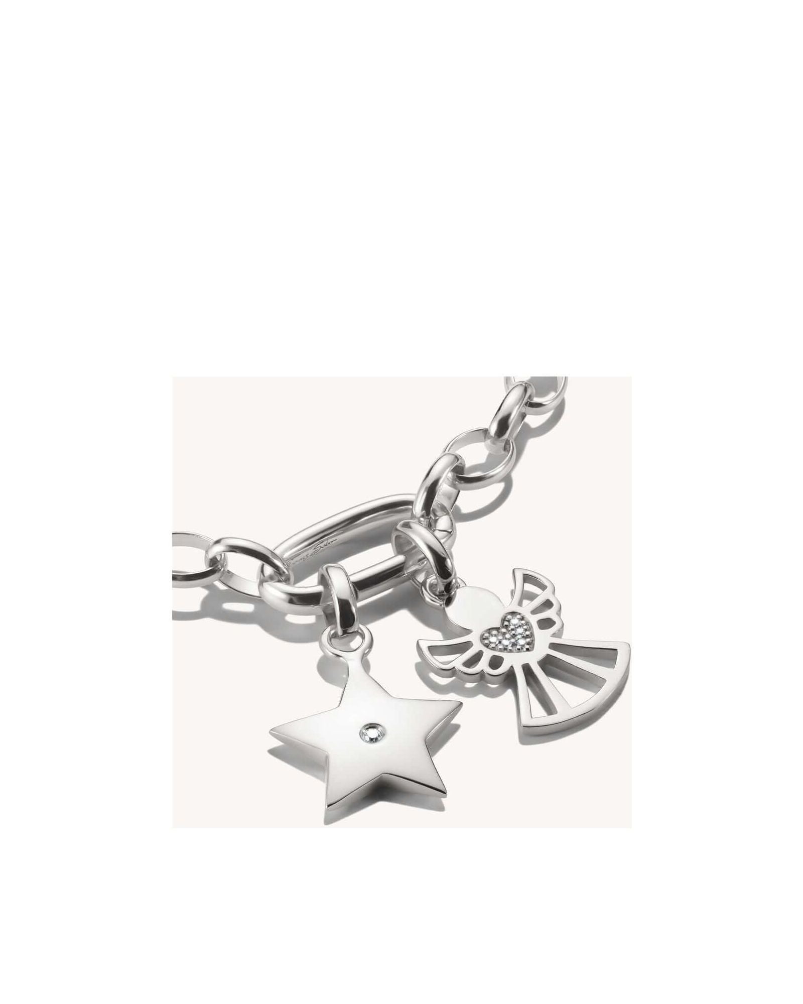Pendentif charm argenté avec étoile et ange, ornés de zirconiums, idéal pour bijoux personnalisés.