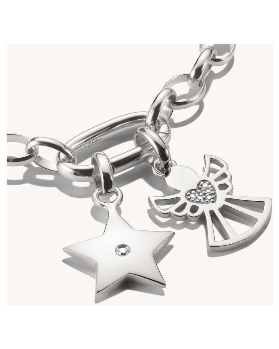 Pendentif charm étoile en argent avec zircon blanc sur bracelet, symbole d'élégance et de personnalisation.