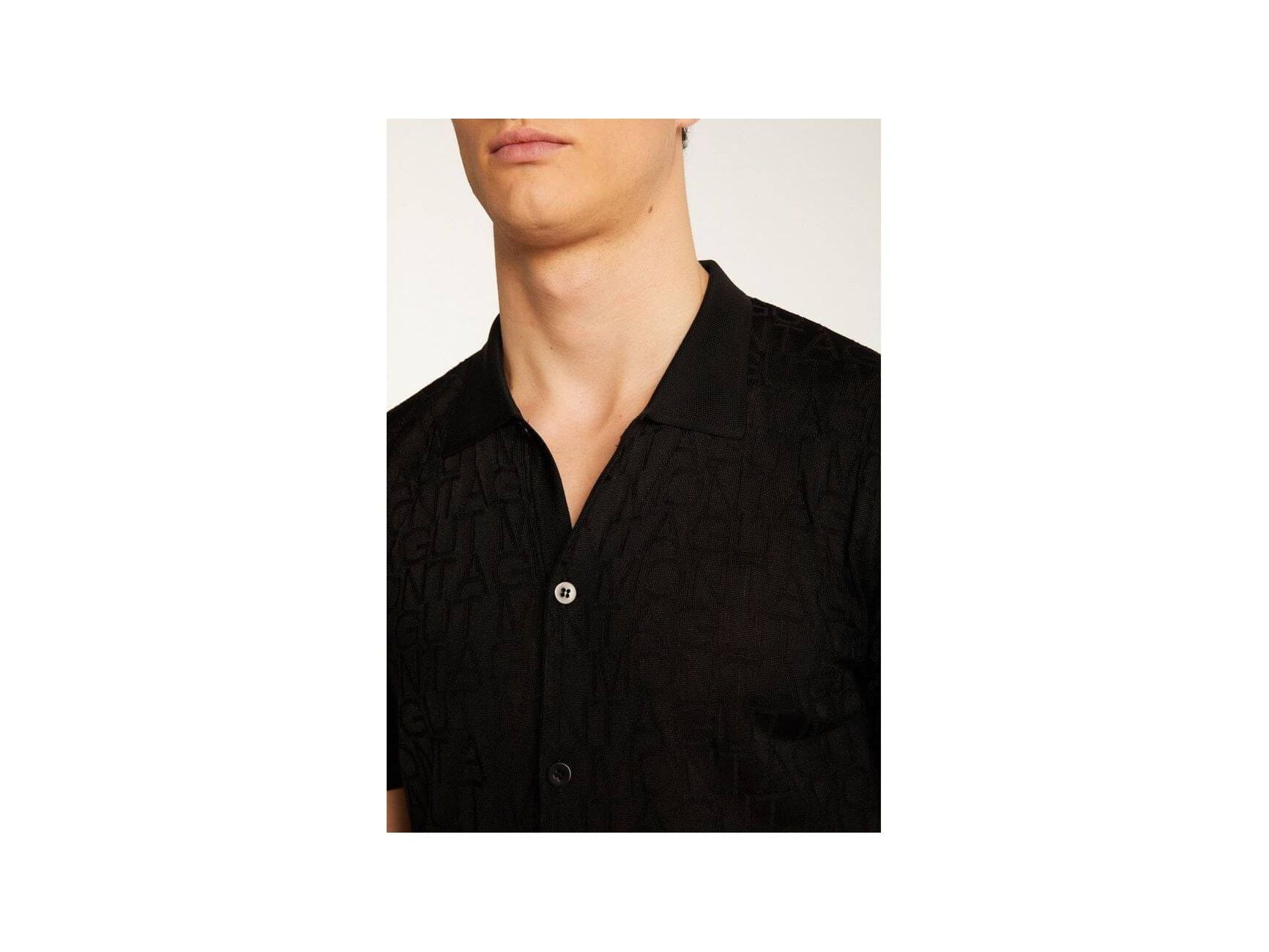 Chemise Matthew en polyamide, homme, légère et moderne, montrant un col noir et un tissu texturé.