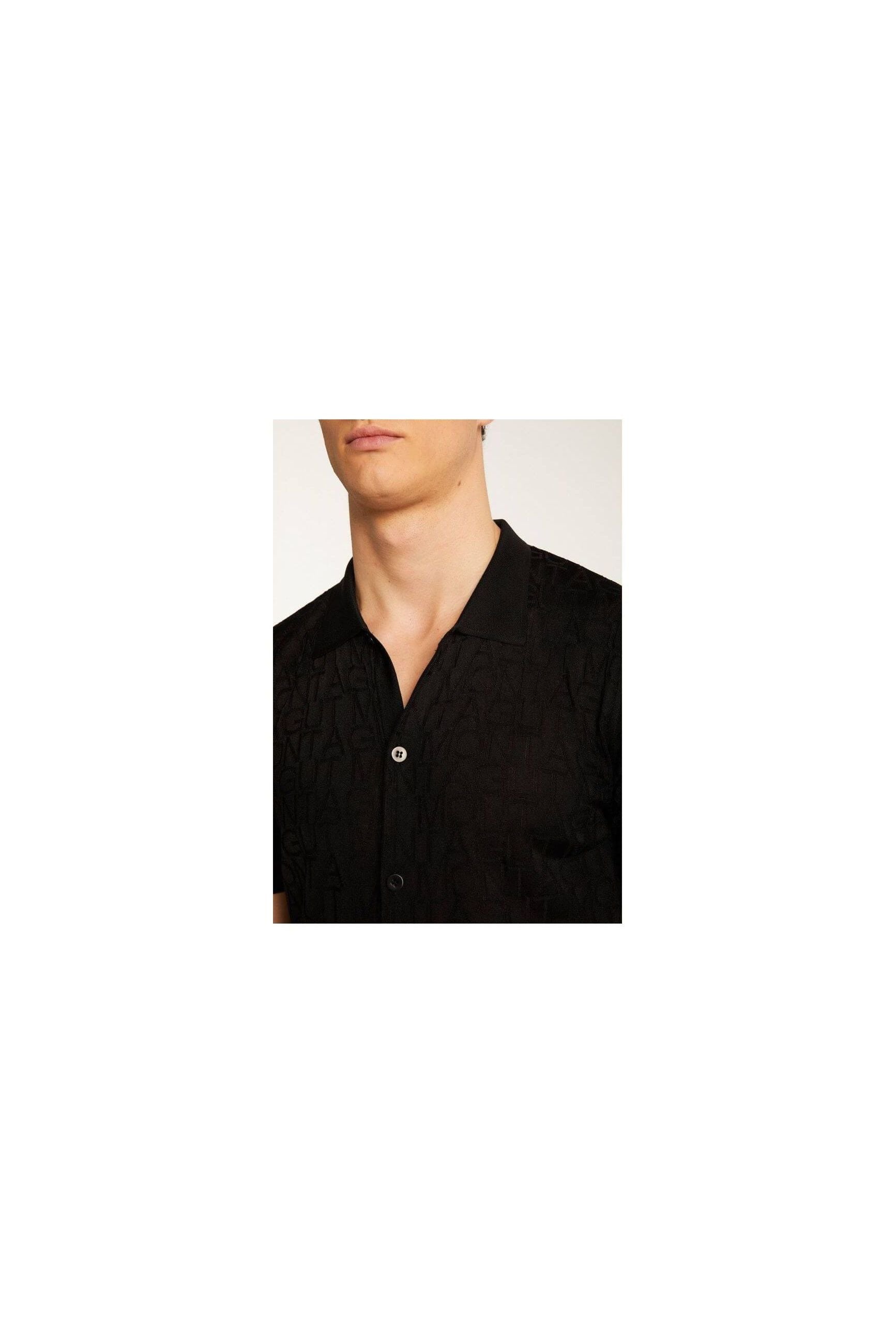 Chemise Matthew en polyamide, homme, légère et moderne, montrant un col noir et un tissu texturé.
