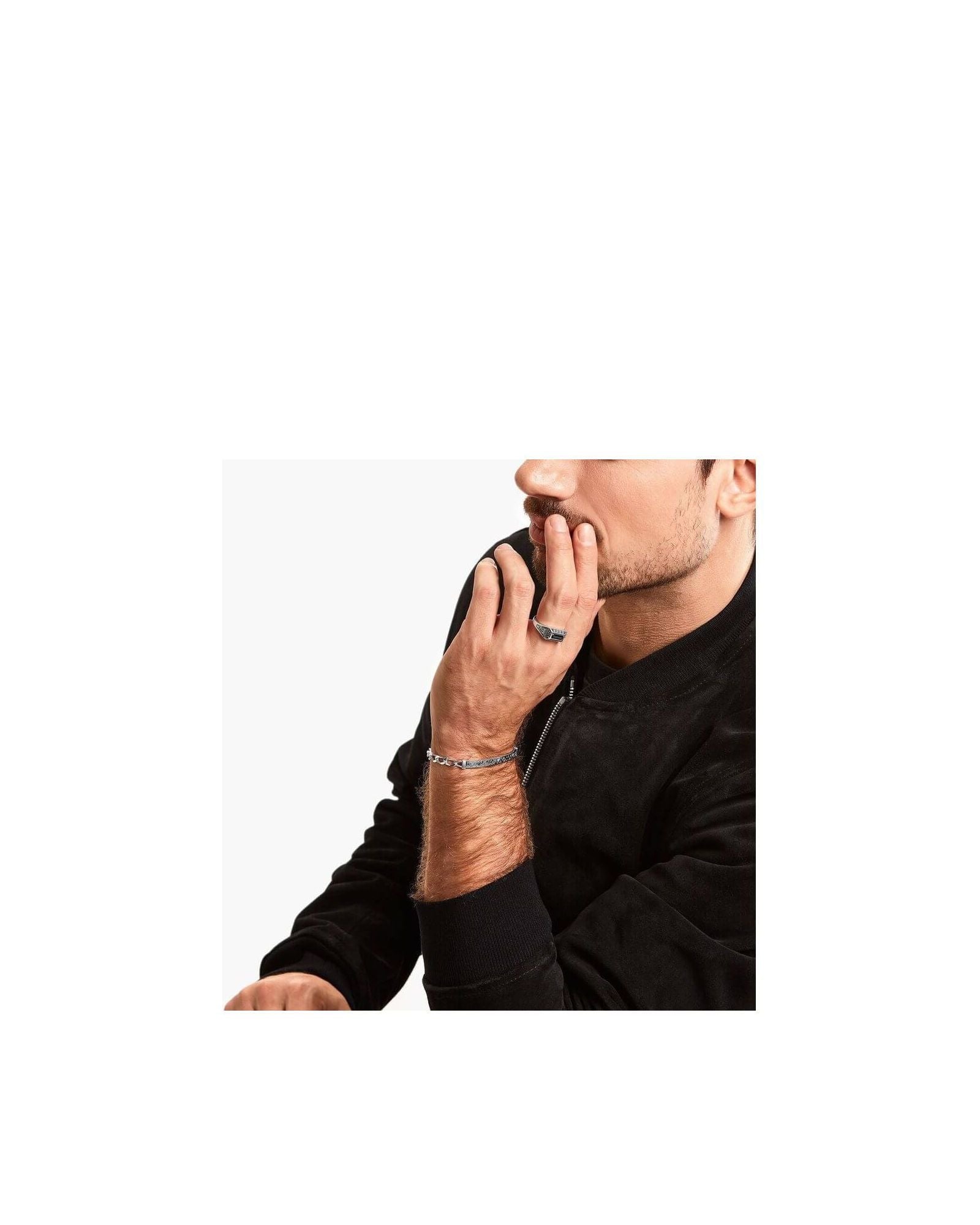 Modèle masculin portant une bague collège en argent et un bracelet, mettant en avant le style contemporain et élégant.