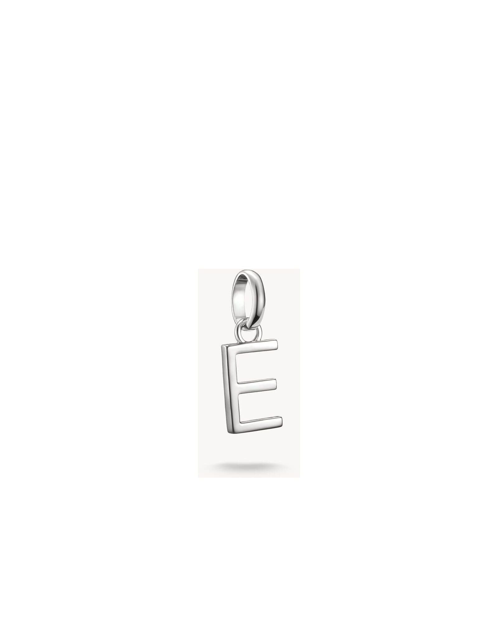 Pendentif charm lettre 'E' en argent 925, design rectiligne pour personnaliser vos bijoux.
