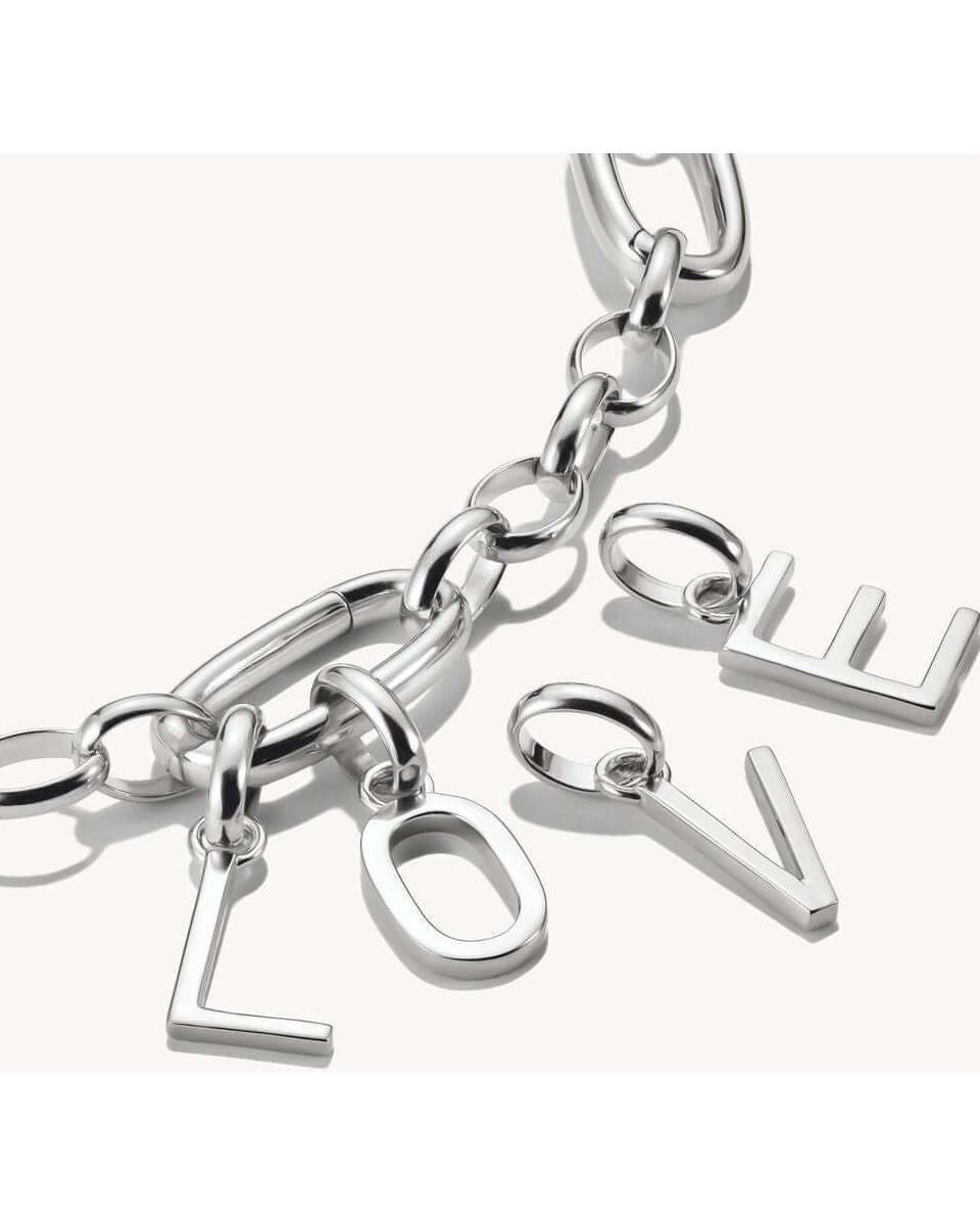 Pendentif charm en argent 925 en forme de lettres 'LOVE', parfait pour personnaliser vos bijoux.