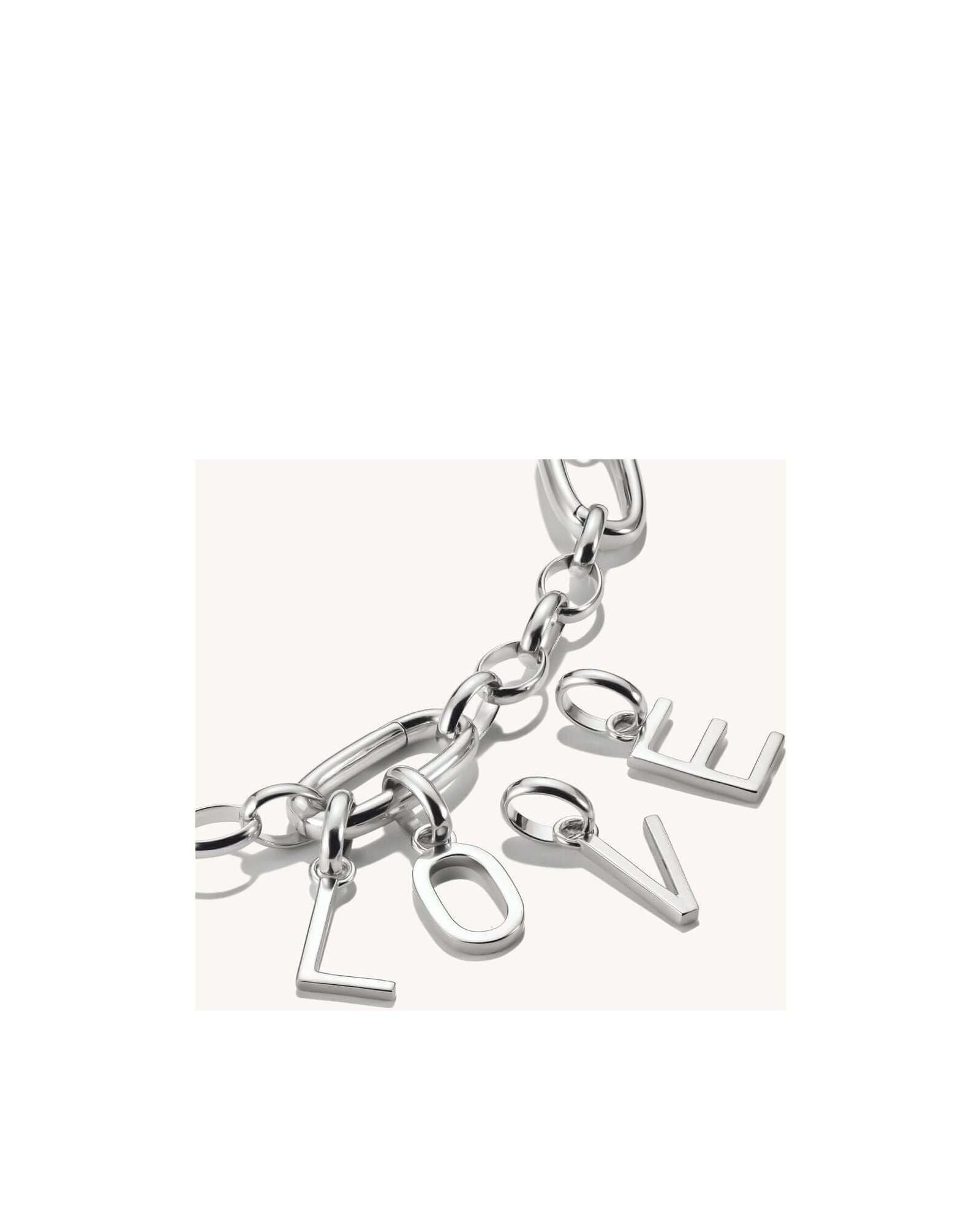 Pendentif charm en argent 925 en forme de lettres 'LOVE', parfait pour personnaliser vos bijoux.