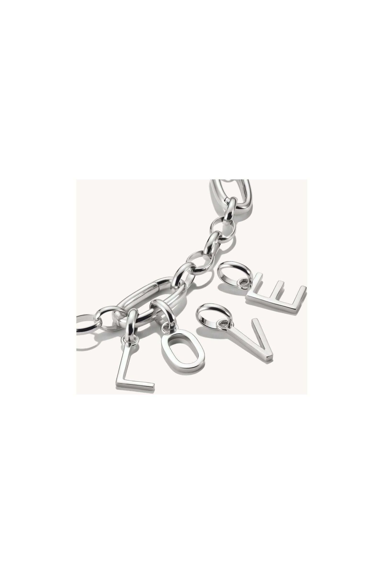 Pendentif charm en argent 925 en forme de lettres 'LOVE', parfait pour personnaliser vos bijoux.