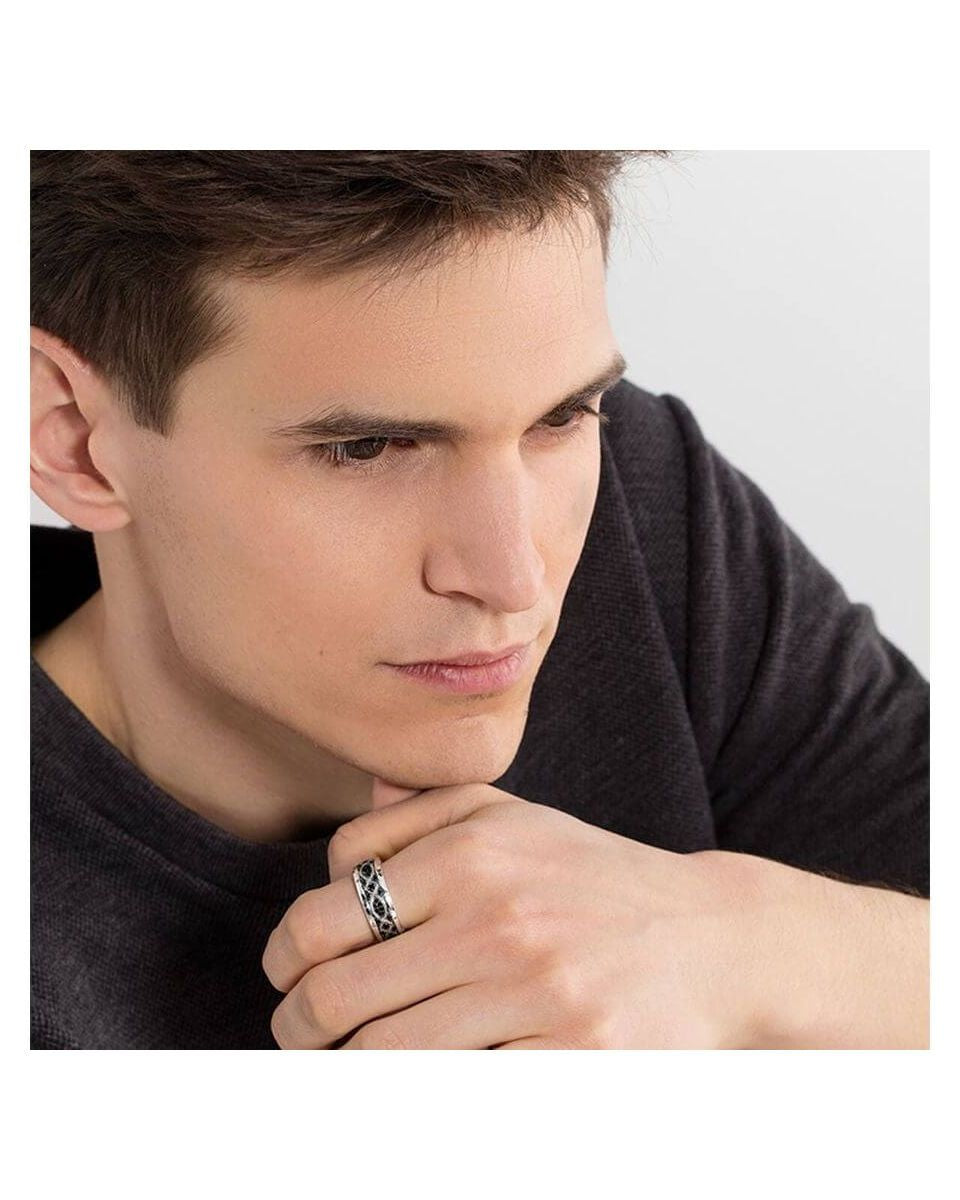 Homme portant une bague ruban love knot en argent 925, mettant en avant son style élégant et chic.