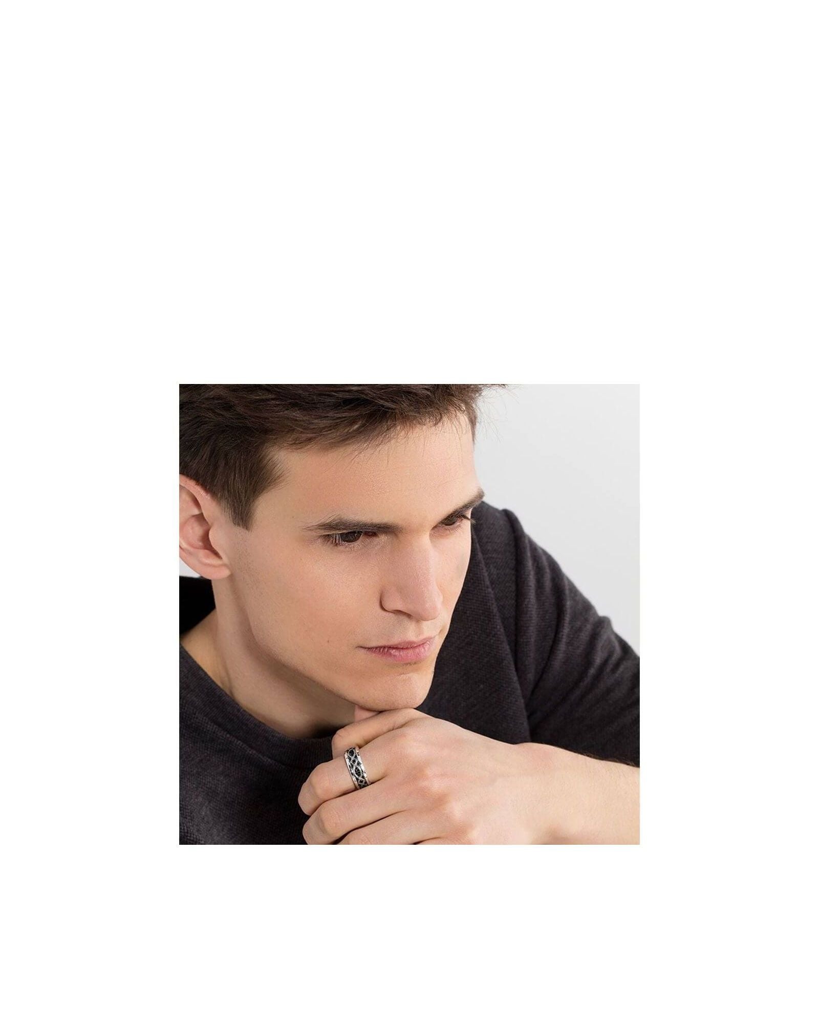 Homme portant une bague ruban love knot en argent 925, mettant en avant son style élégant et chic.