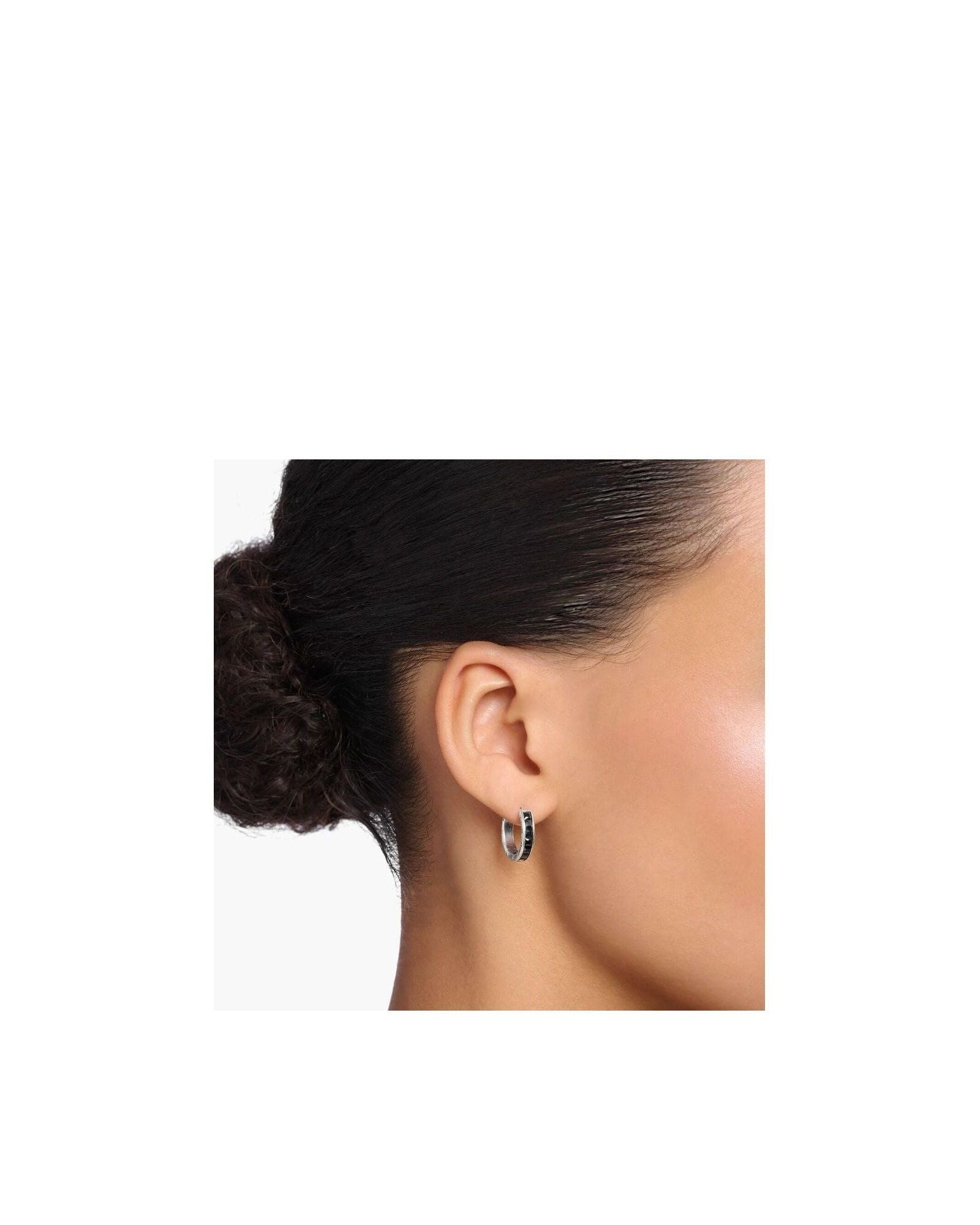 Créoles en argent sterling avec zircones noires, portées sur l'oreille, élégantes et modernes.