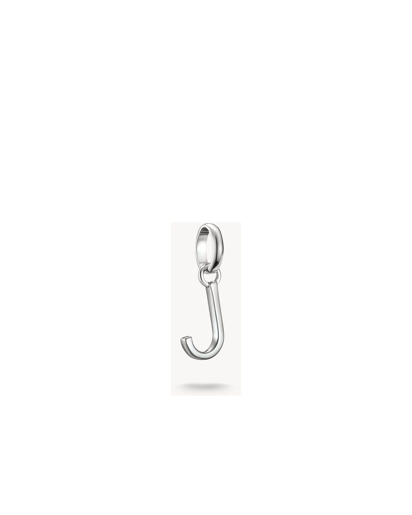 Pendentif charm lettre 'J' en argent 925 recyclé, design rectiligne pour personnaliser vos bijoux.