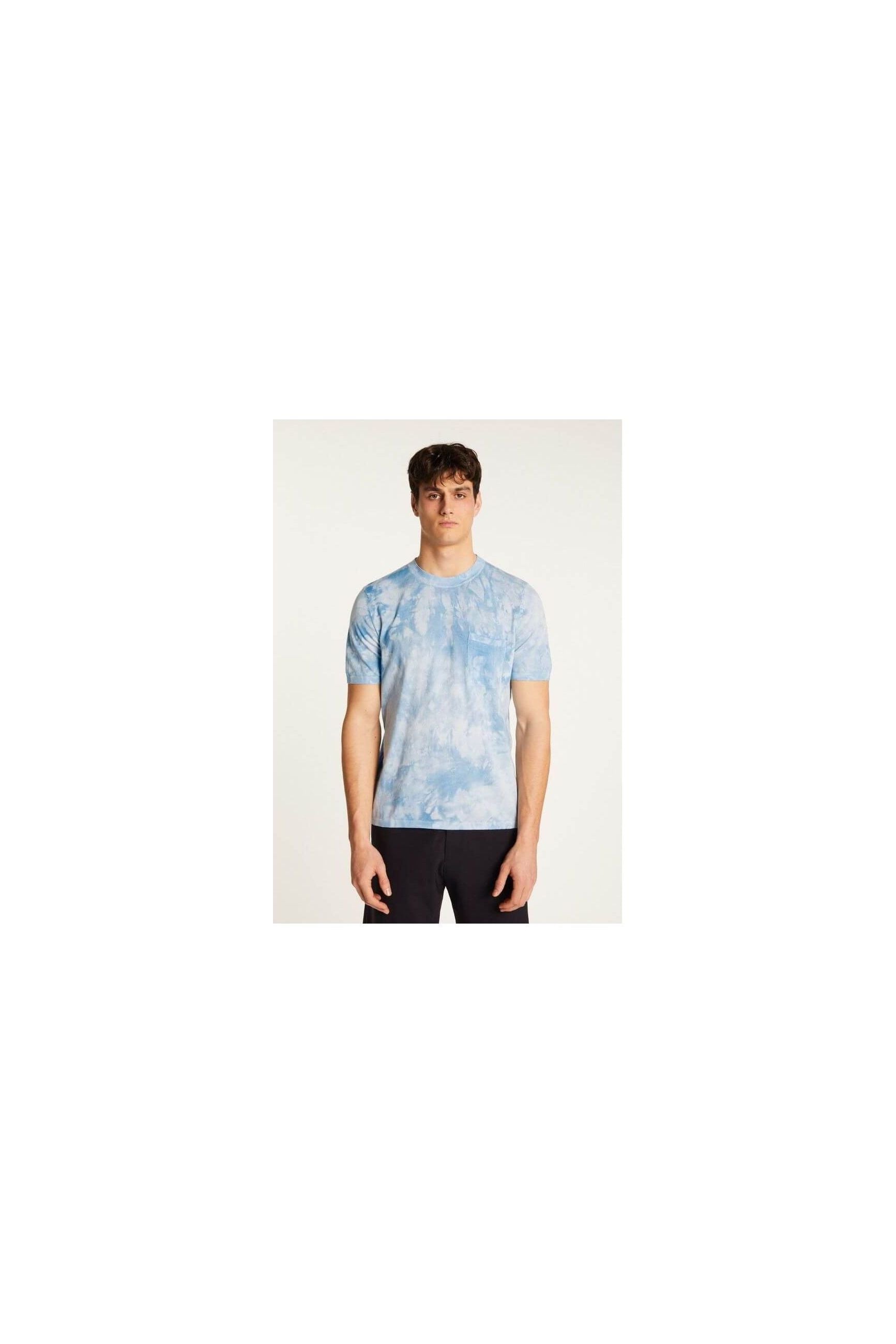 Model wearing a light blue T-Shirt Marquez with a modern fit and elegant style, perfect for sunny days.