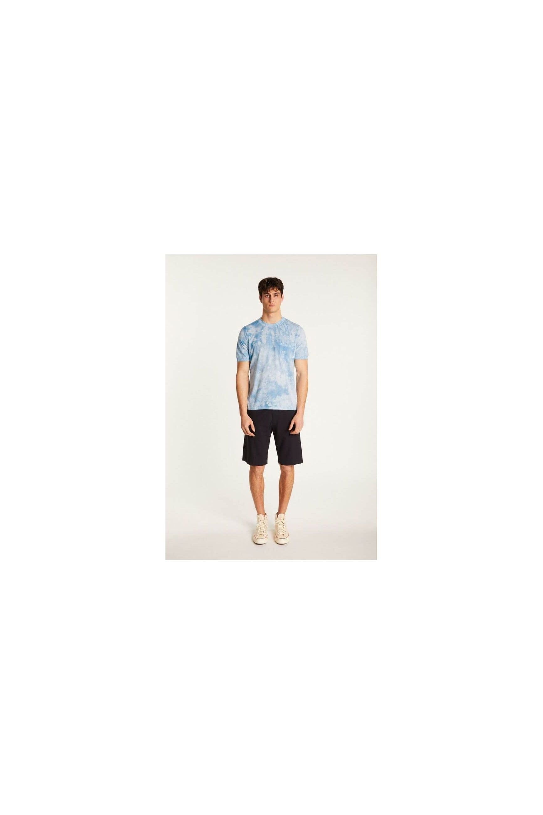 Homme portant un T-Shirt Marquez bleu ciel en coton biologique, associé à un short noir, style décontracté.