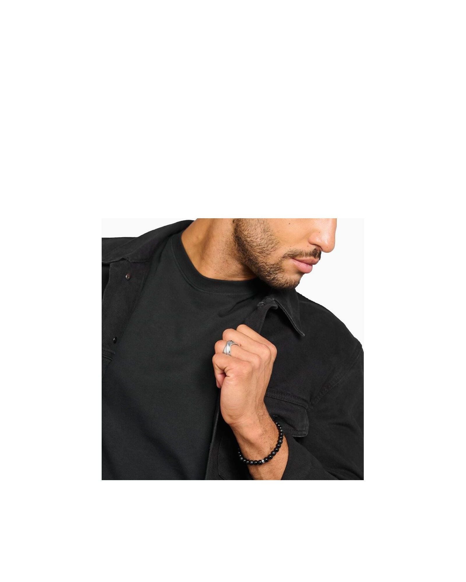 Homme portant la bague duo large en argent, avec un bracelet en perles, style élégant et moderne.