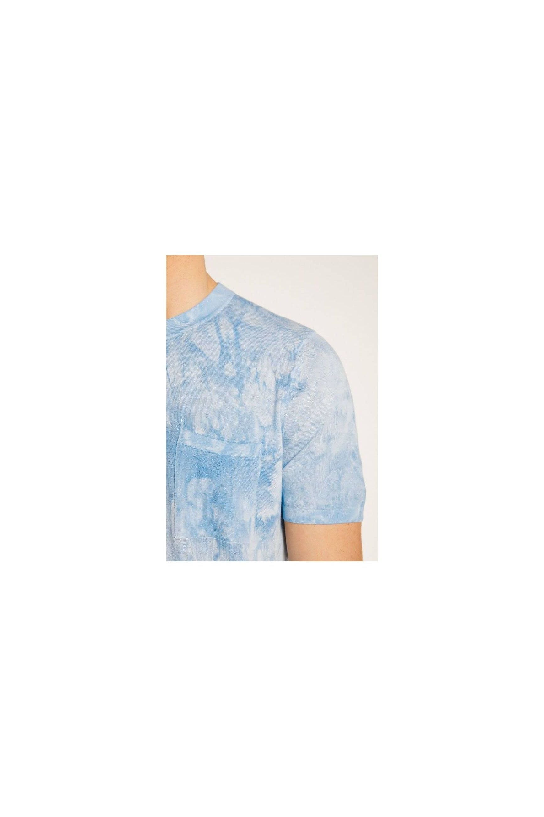 Close-up of T-Shirt Marquez in light blue tie-dye with discreet pocket for a stylish casual look.