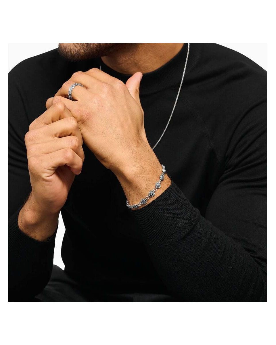Homme portant le bracelet Midnight Rose en argent recyclé noirci, mettant en valeur ses roses détaillées.