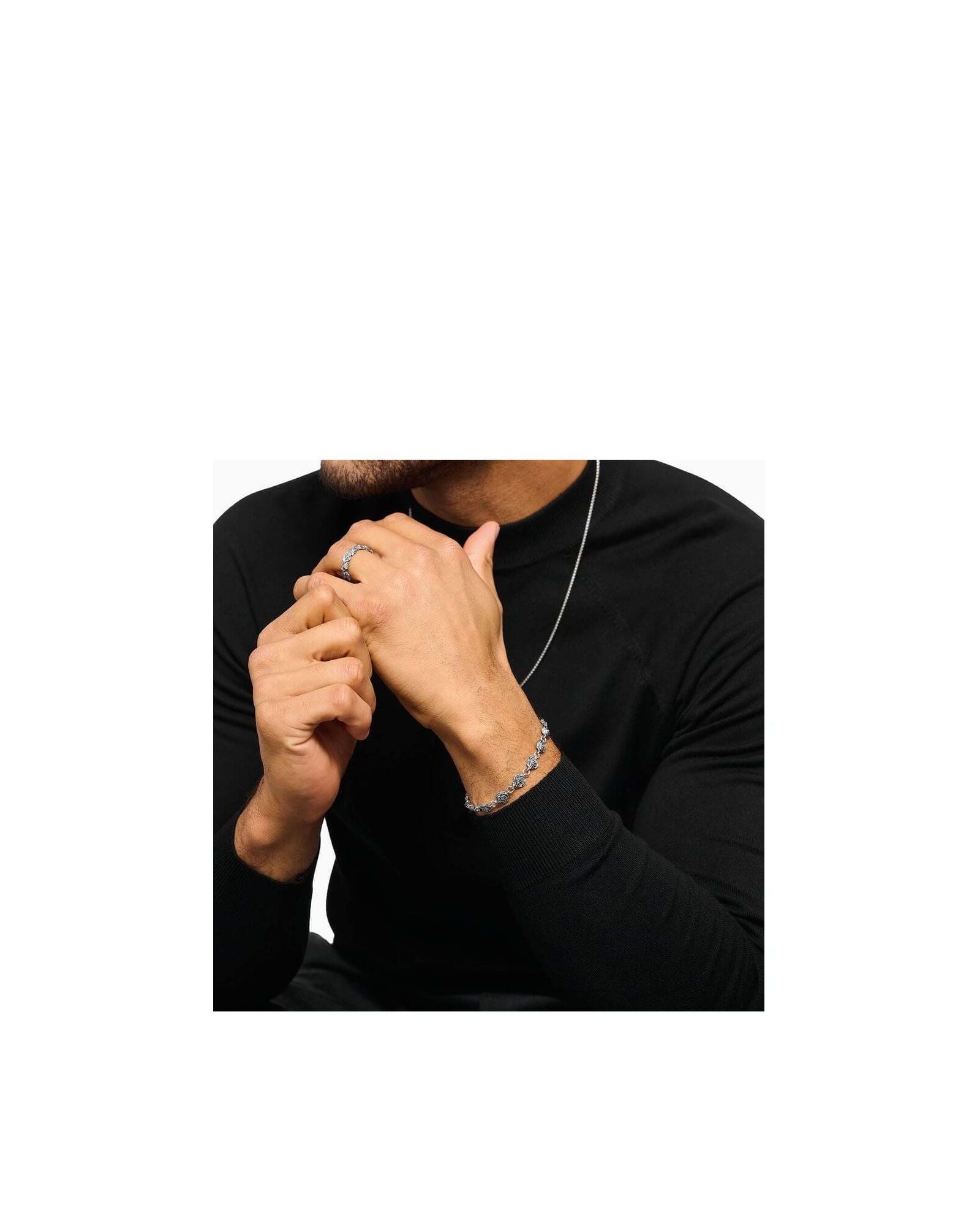 Homme portant le bracelet Midnight Rose en argent recyclé noirci, mettant en valeur ses roses détaillées.