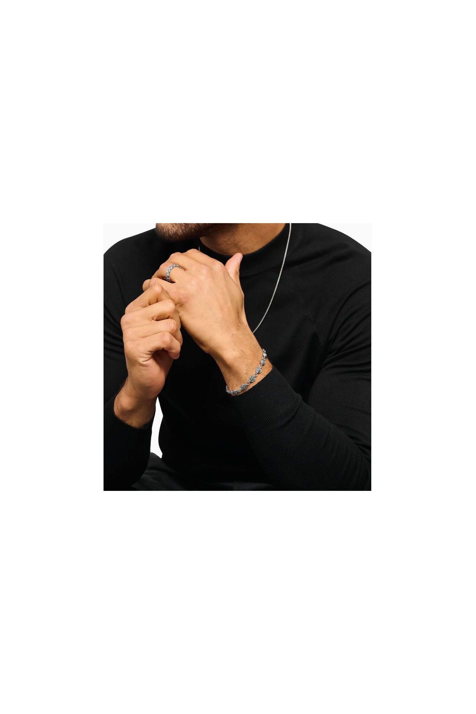 Homme portant le bracelet Midnight Rose en argent recyclé noirci, mettant en valeur ses roses détaillées.