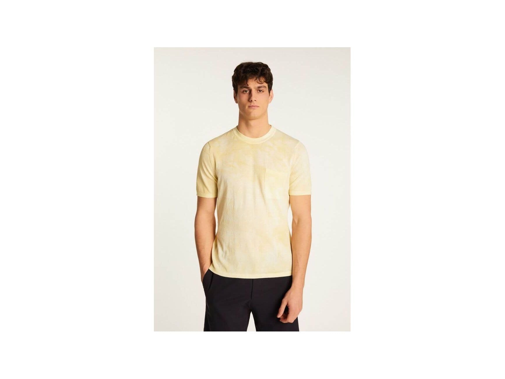 Homme portant un t-shirt Marquez jaune, confectionné en coton biologique, style décontracté et élégant.