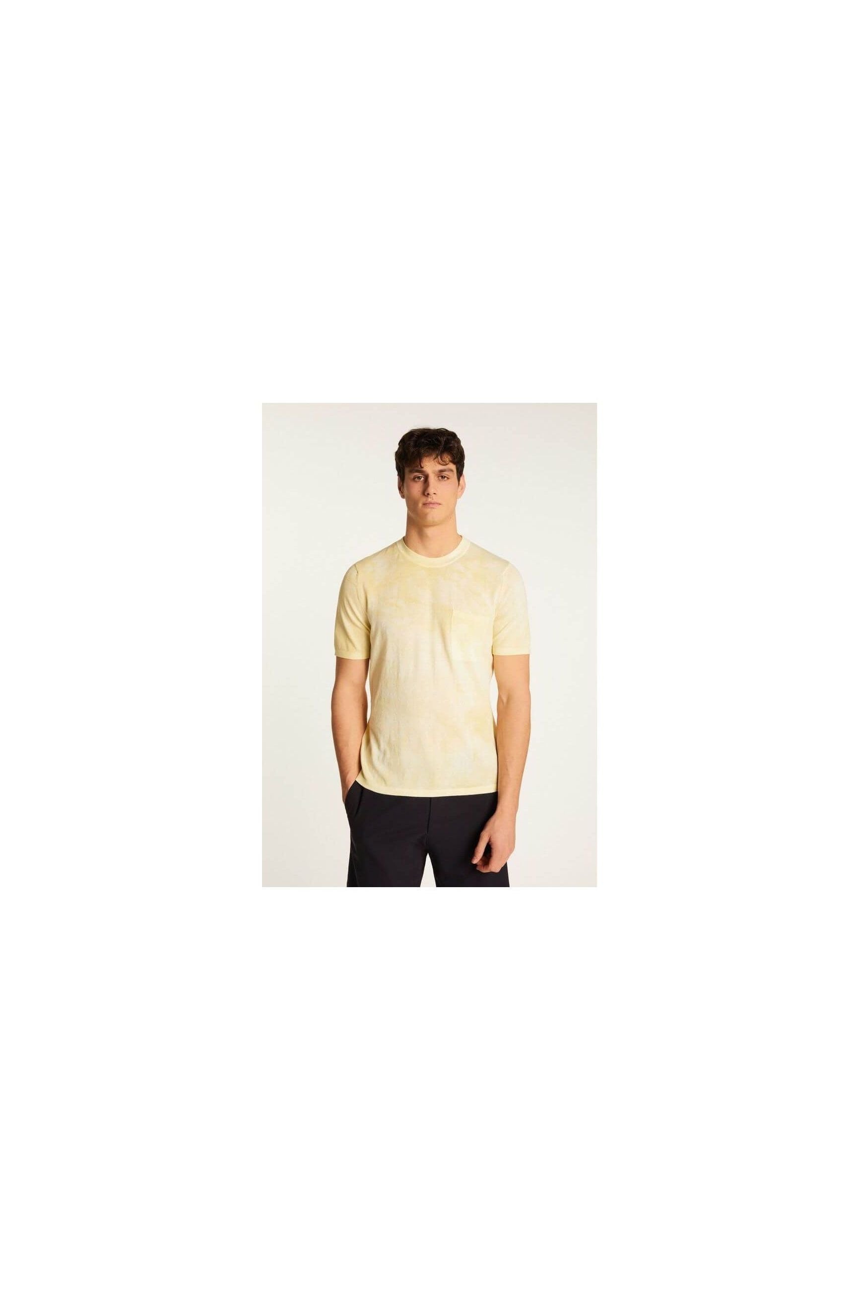 Homme portant un t-shirt Marquez jaune, confectionné en coton biologique, style décontracté et élégant.