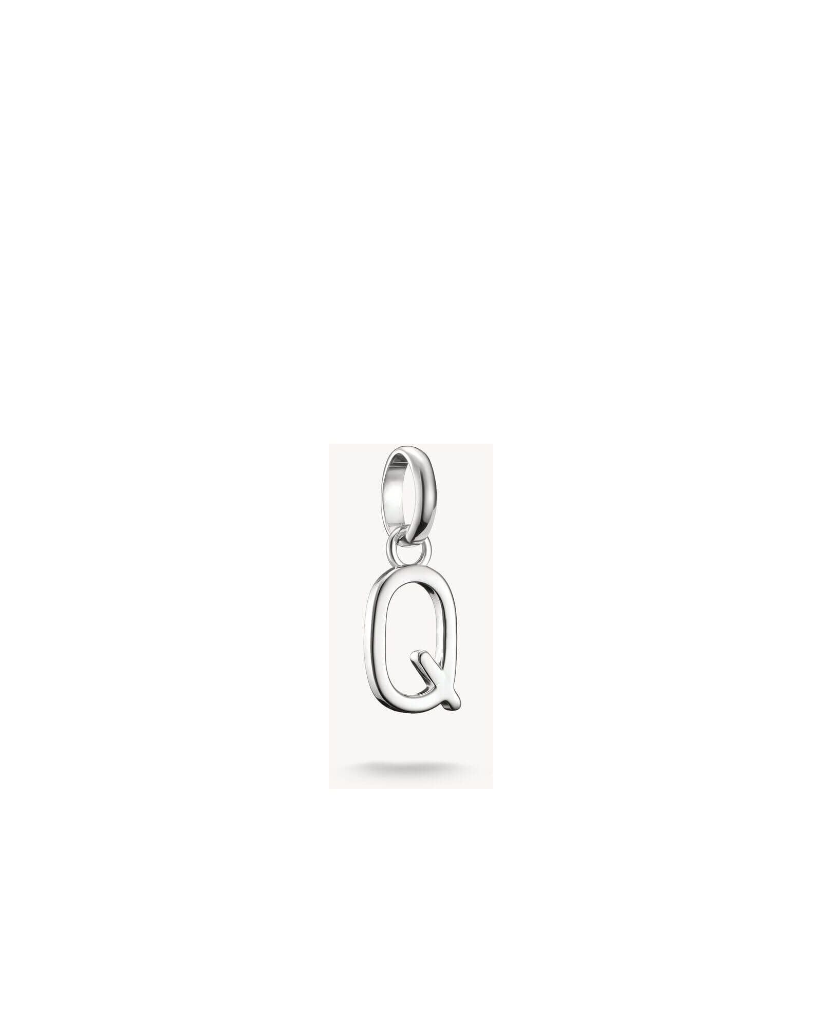 Pendentif charm lettre Q en argent 925 recyclé, design rectiligne, idéal pour personnaliser vos bijoux.