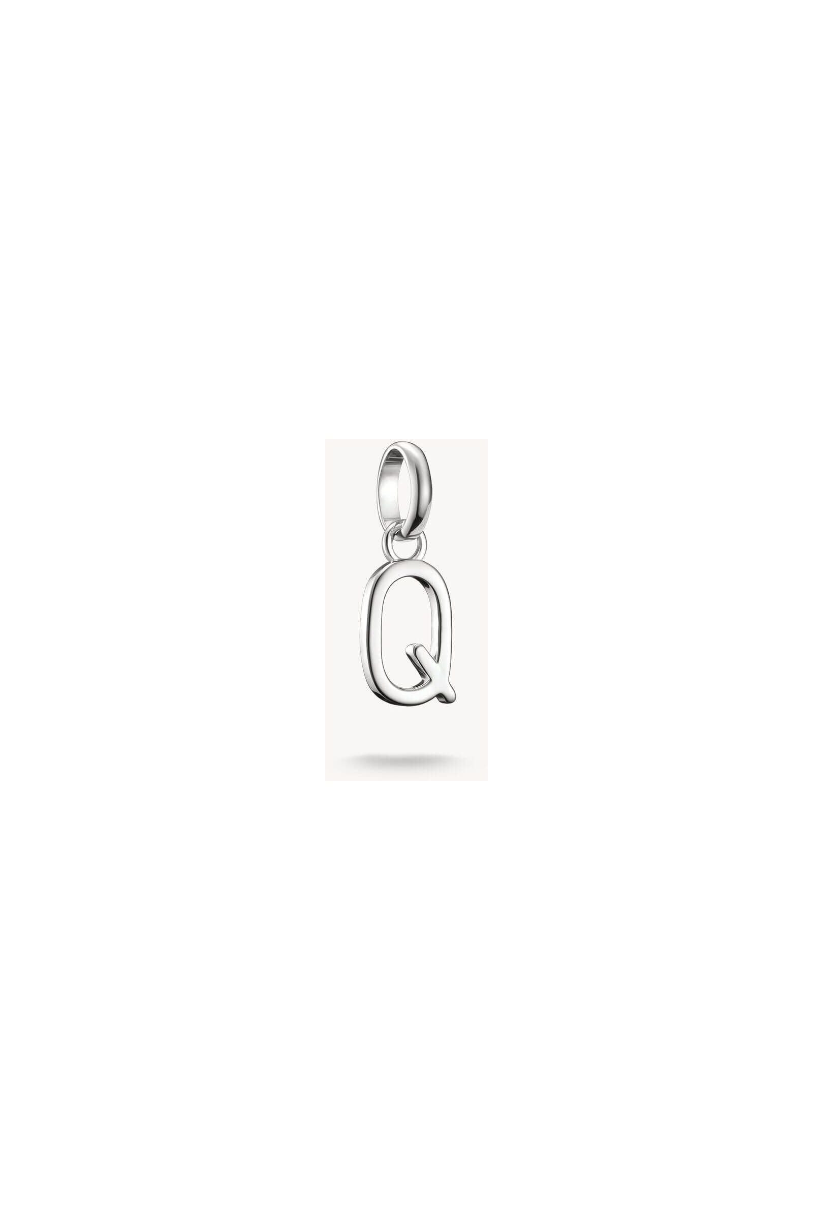 Pendentif charm lettre Q en argent 925 recyclé, design rectiligne, idéal pour personnaliser vos bijoux.