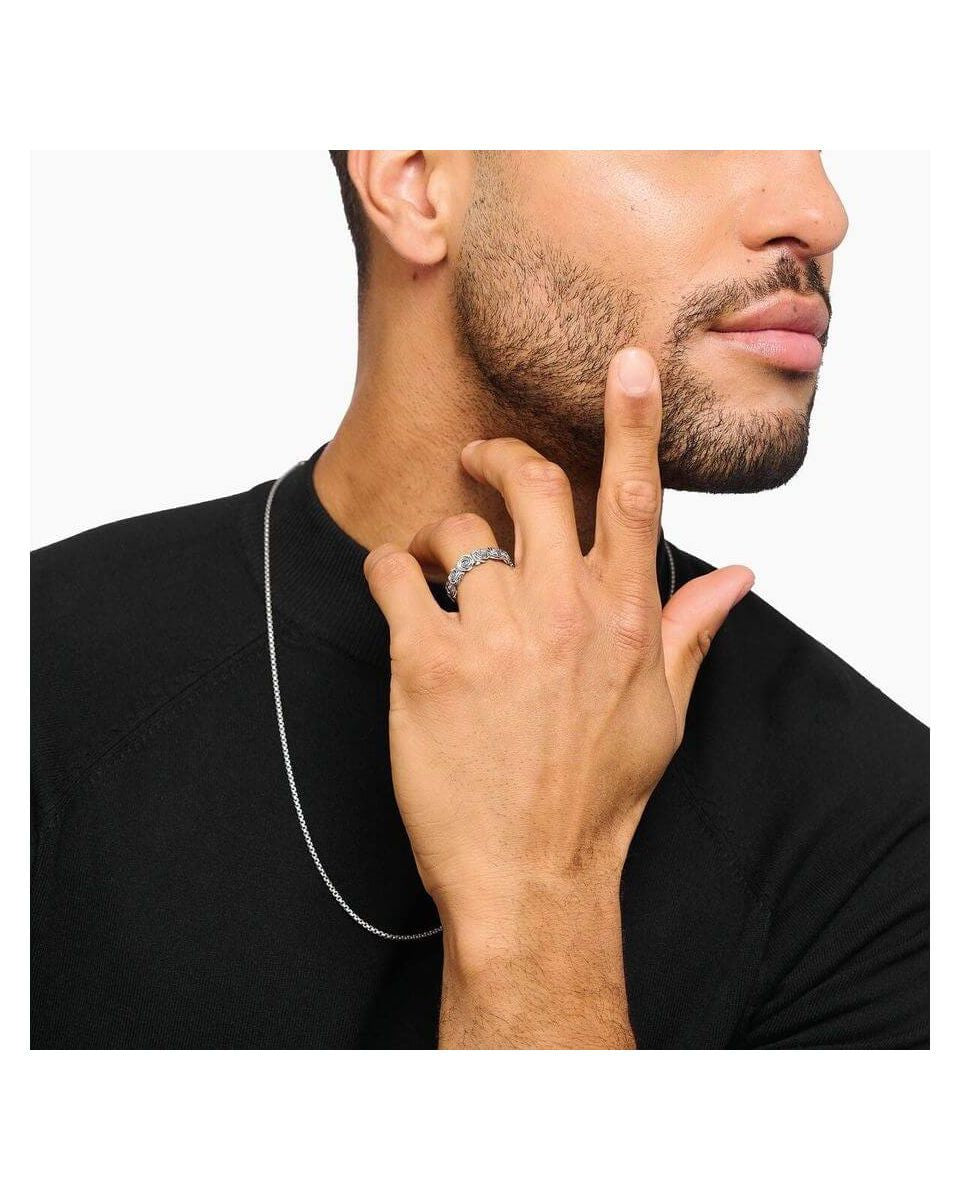Bague Midnight Rose en argent recyclé, portée par un homme, mettant en valeur ses roses en trois dimensions.