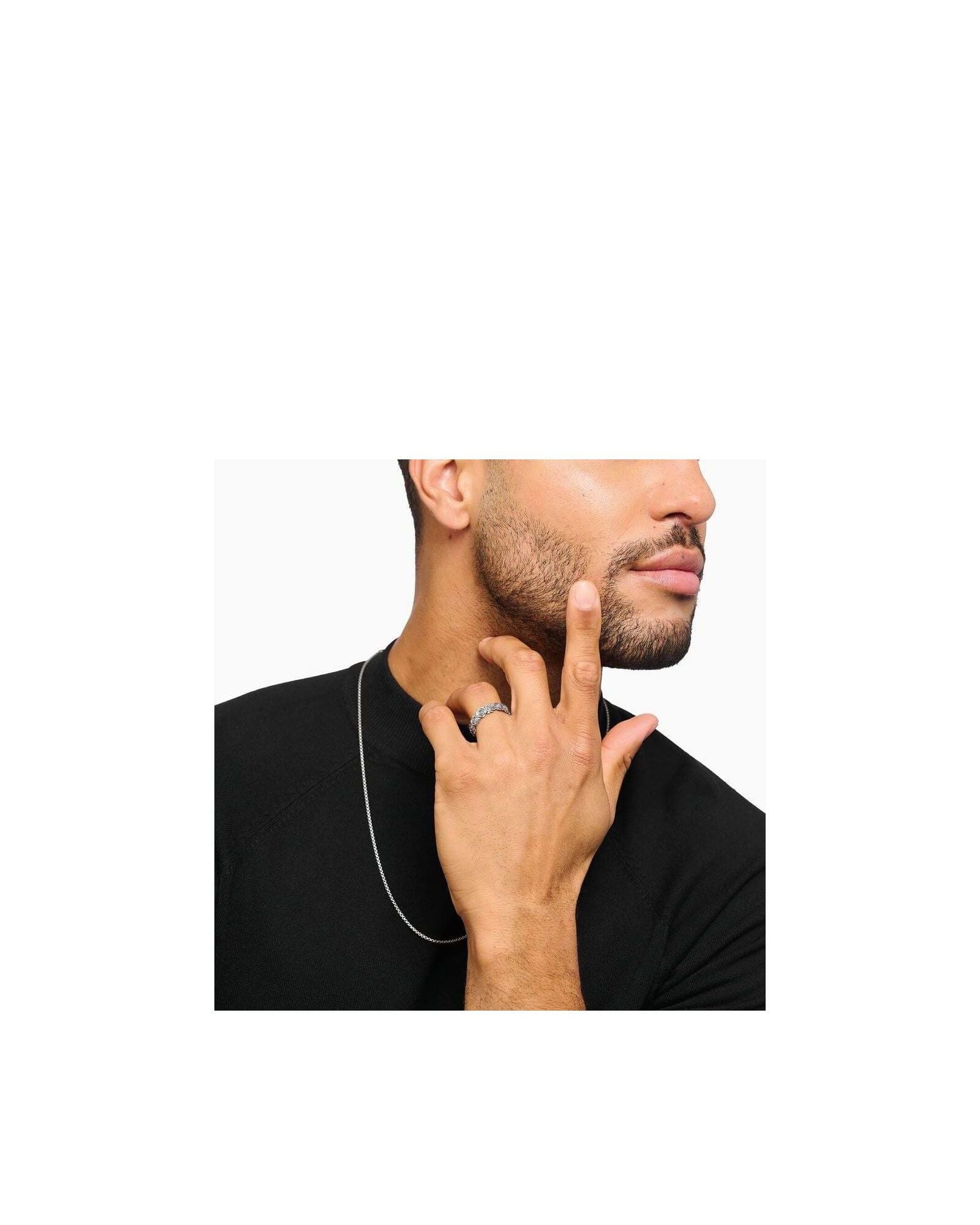 Bague Midnight Rose en argent recyclé, portée par un homme, mettant en valeur ses roses en trois dimensions.