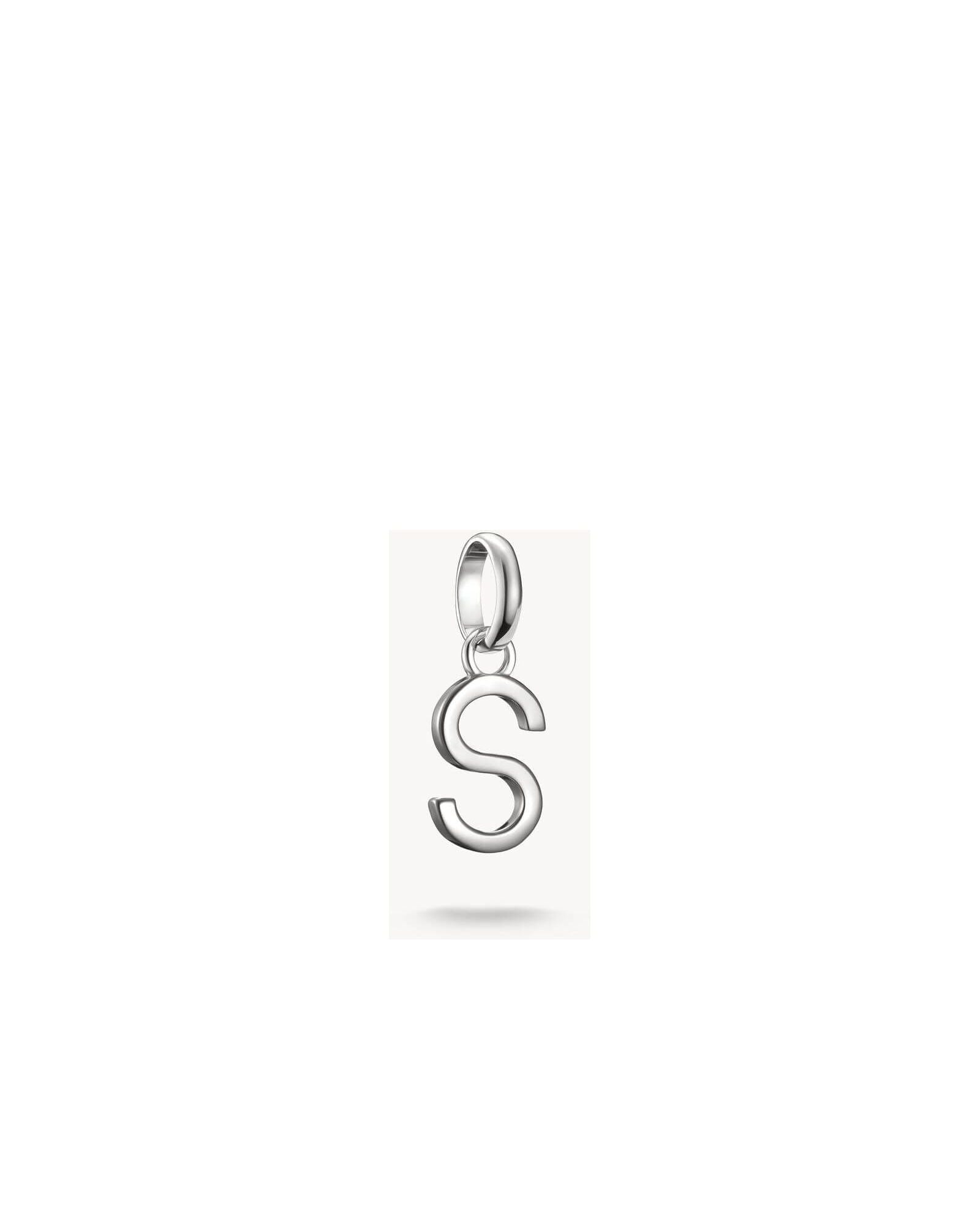 Pendentif charm lettre S en argent 925 recyclé, parfait pour personnaliser vos bijoux avec une touche unique.