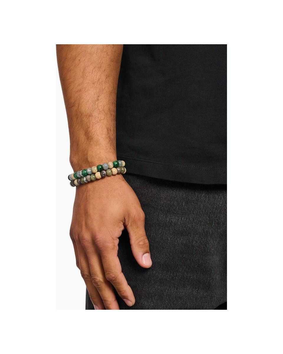 Bracelet en beads ovales de jaspe, jade et labradorite porté sur un poignet, affichant une élégance naturelle.