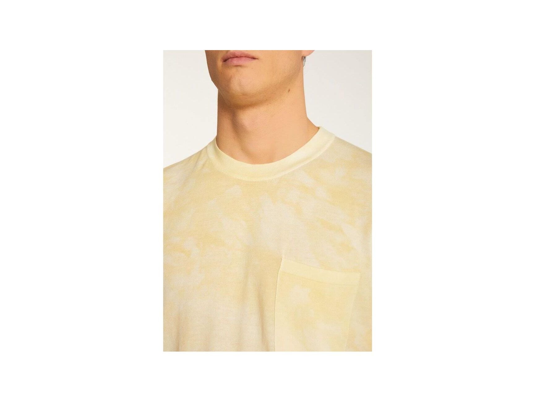 Close-up of the light yellow T-Shirt Marquez with a pocket, made from 100% organic cotton.