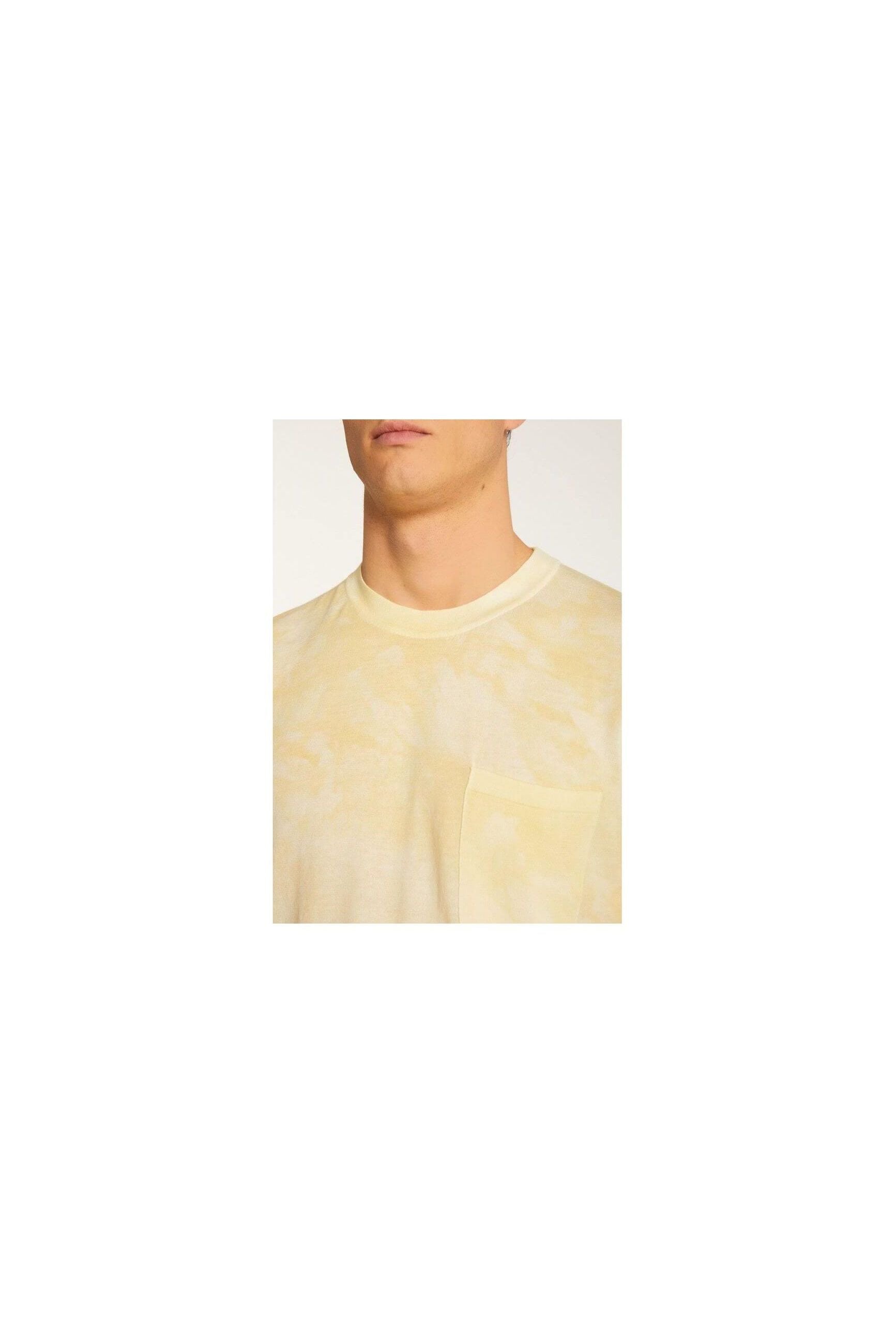 Close-up of the light yellow T-Shirt Marquez with a pocket, made from 100% organic cotton.