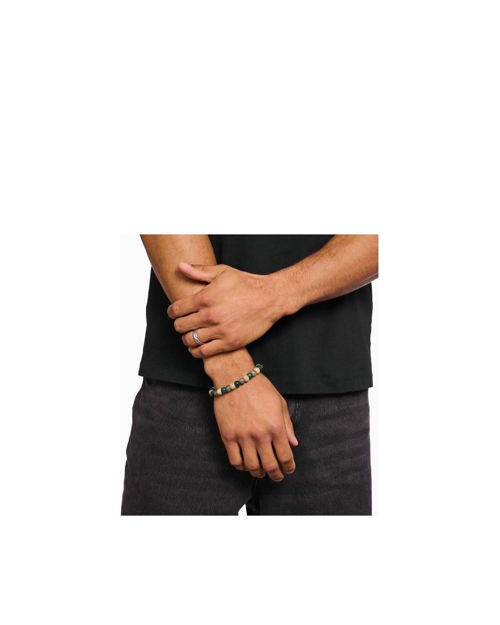 Bracelet stretch en beads ovales de jaspe, jade et labradorite porté par un homme avec une bague en argent.