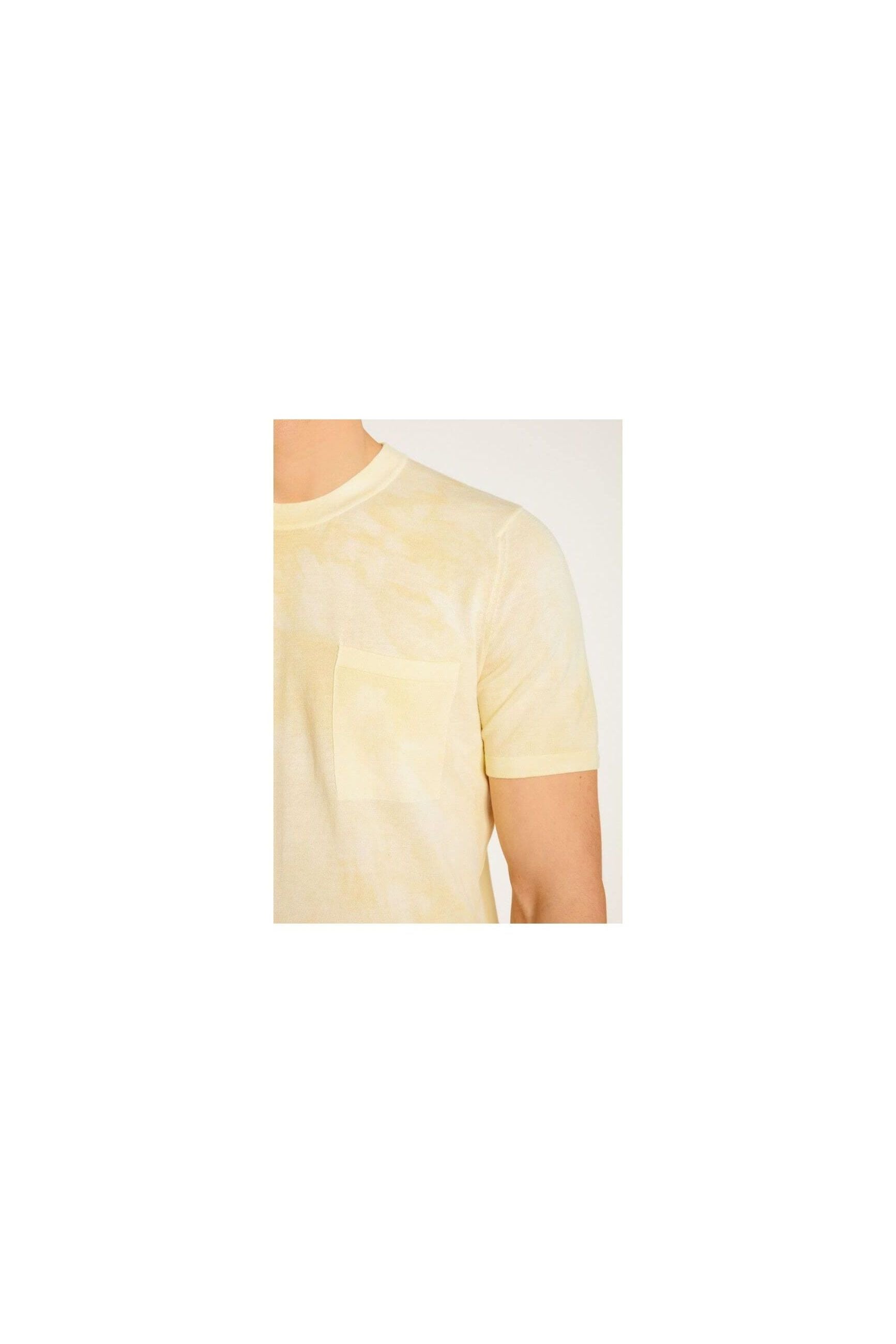 Close-up of T-Shirt Marquez in light yellow, featuring a modern fit and a discreet pocket for a casual, stylish look.