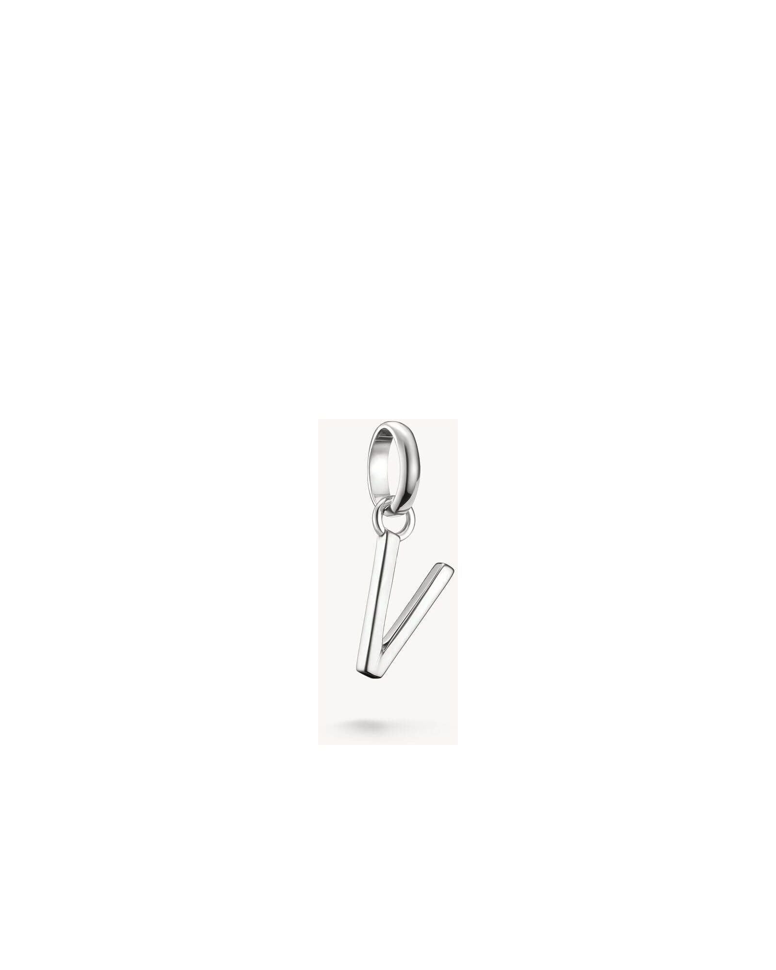 Pendentif charm lettre V en argent 925 recyclé, design rectiligne pour personnaliser vos bijoux.
