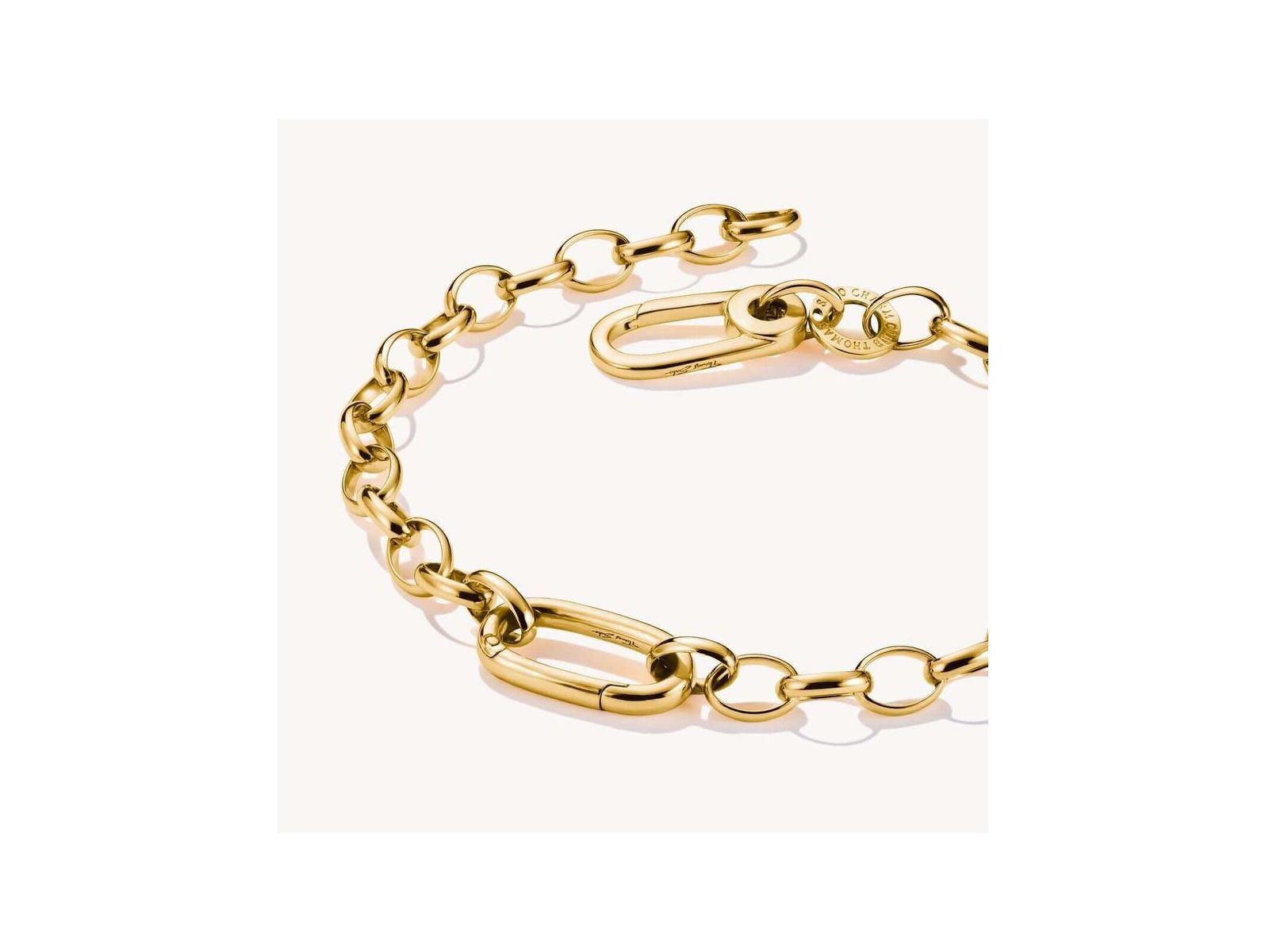 Bracelet charm en or plaqué avec maillons ovales et fermoir mousqueton, élégant et durable.