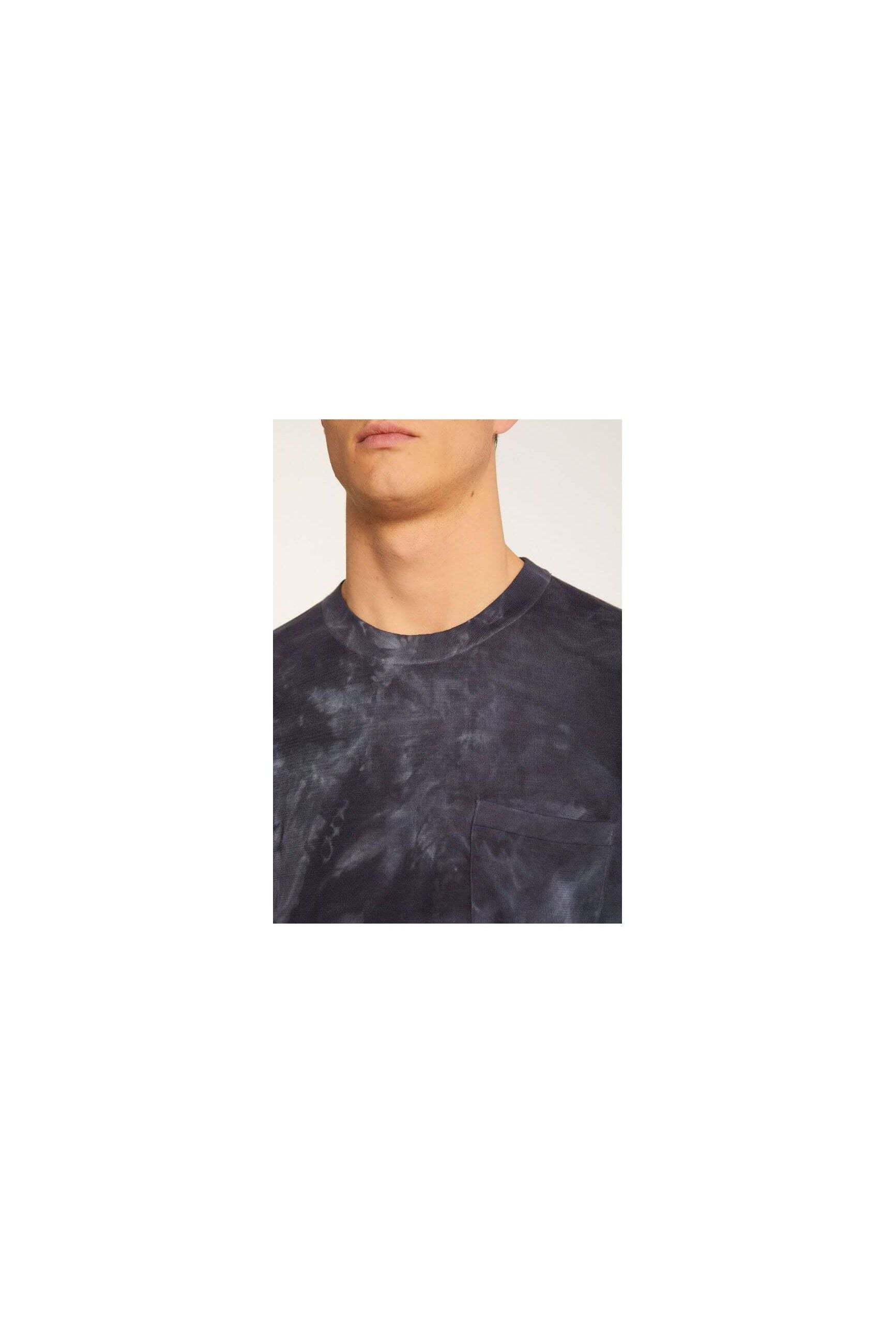 Close-up of T-Shirt Marquez in dark tie-dye pattern, featuring a pocket and a modern neckline.