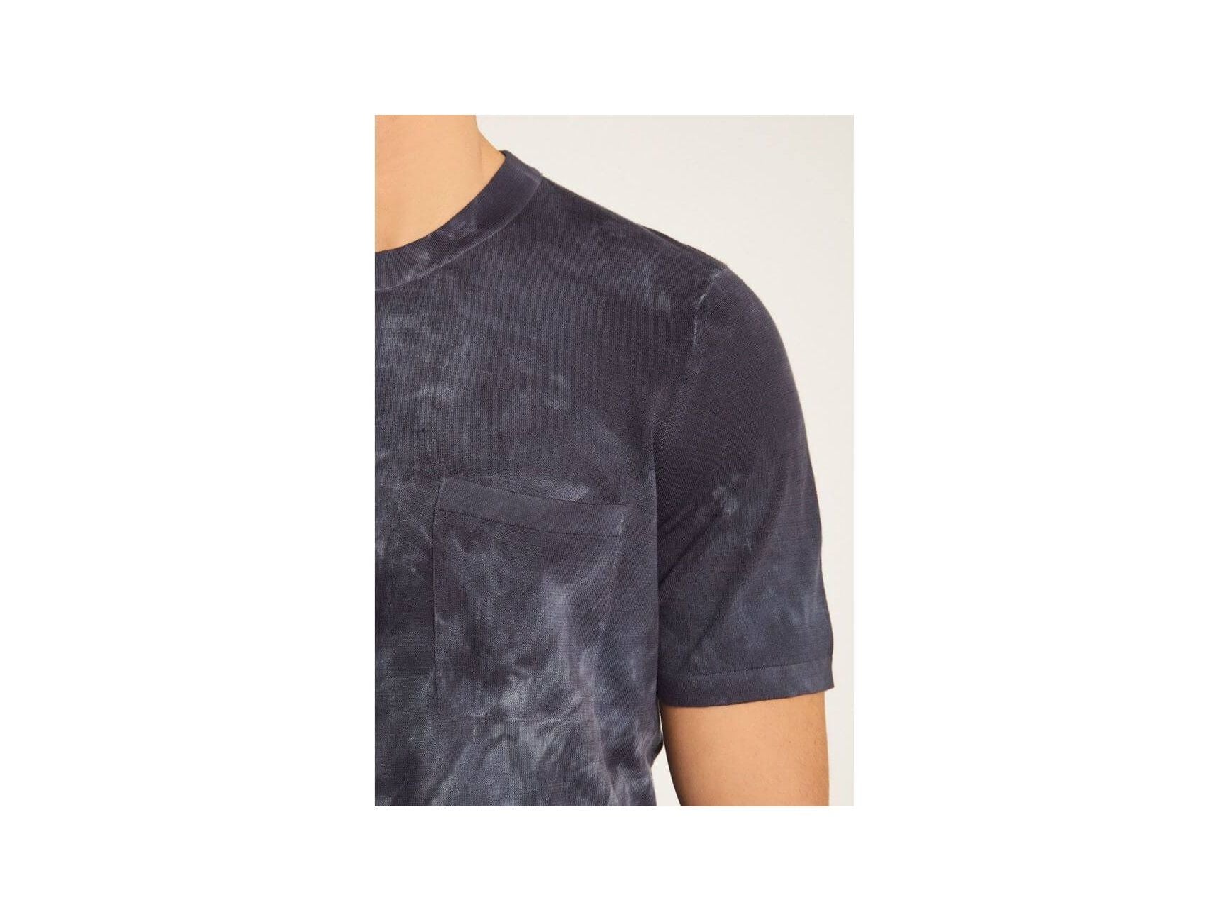 Close-up of T-Shirt Marquez, featuring a modern fit, pocket detail, in dark tie-dye pattern made from organic cotton.